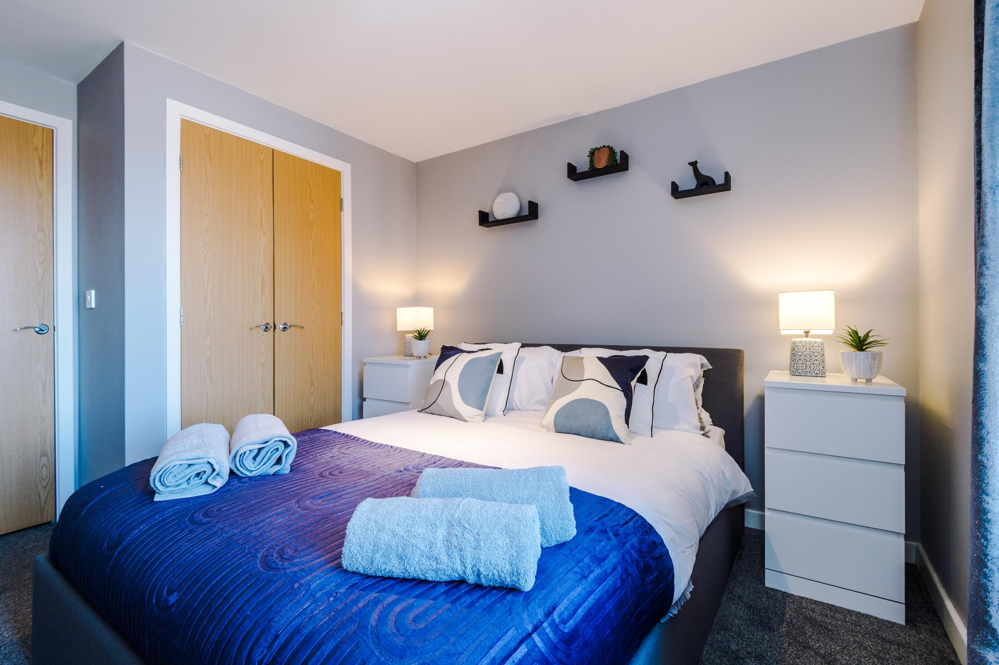 MODERN 2 BEDROOM 2 BATHROOM APARTMENT SLEEPS 4 IN WARRINGTON FOR WORK AND LEISURE WITH PRIVATE PARKING BY AMAZING SPACES RELOCATIONS Ltd
