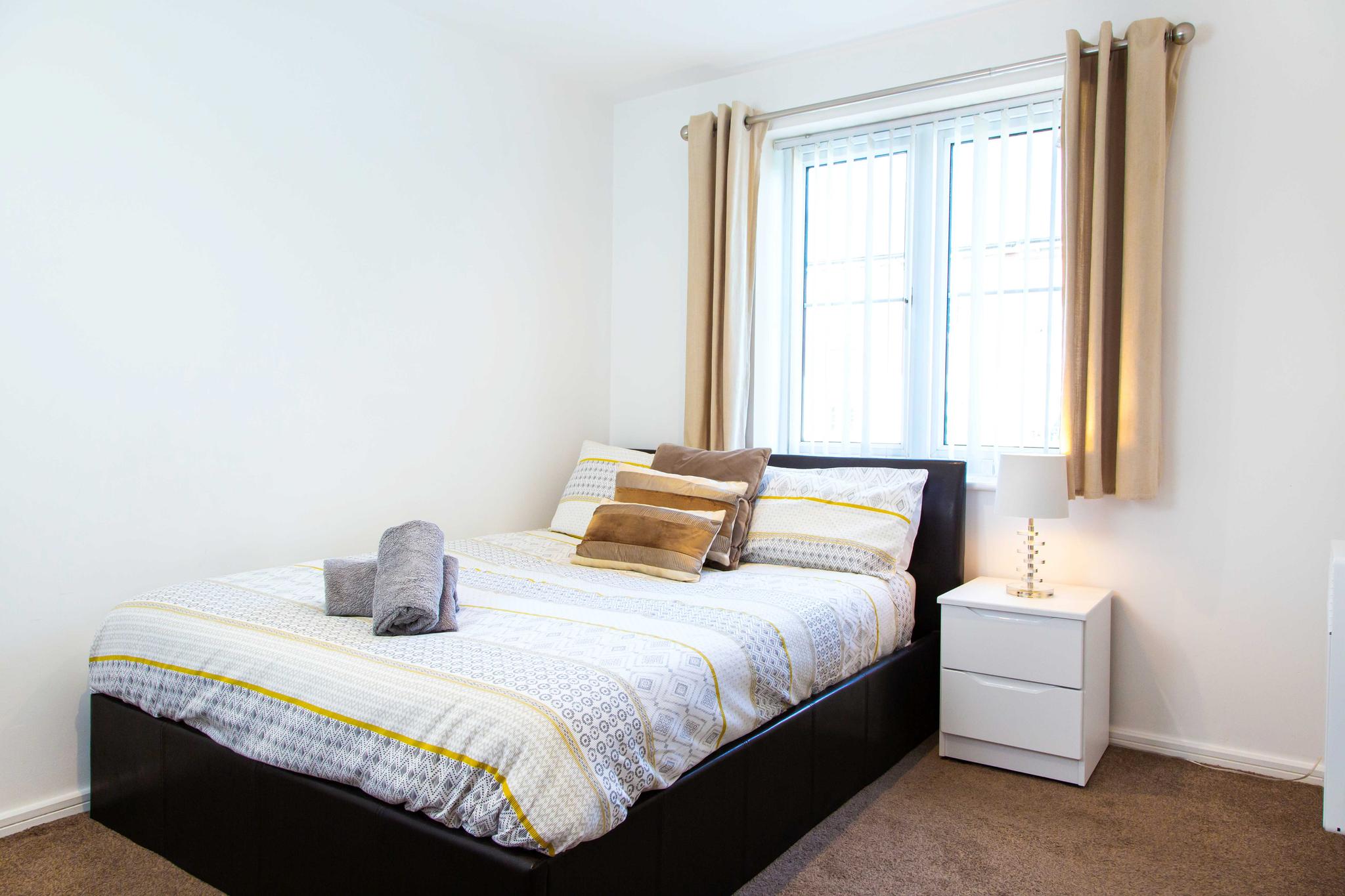 Executive 2 Bed Apartment with free parking