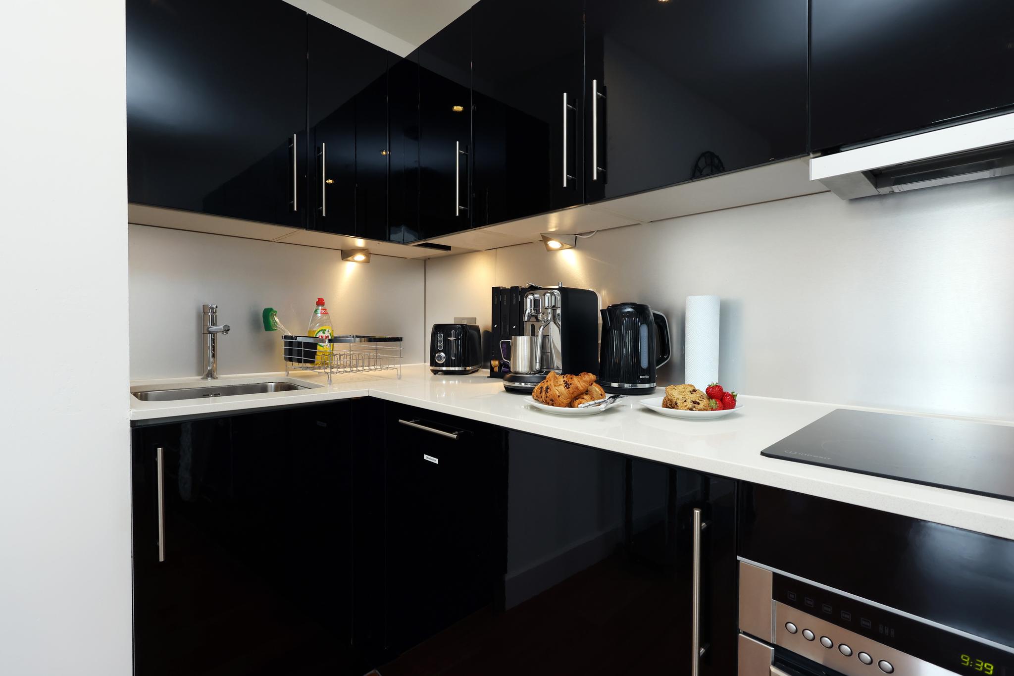 Super Central & Quiet Flat-£5/day Parking-Sleeps 25