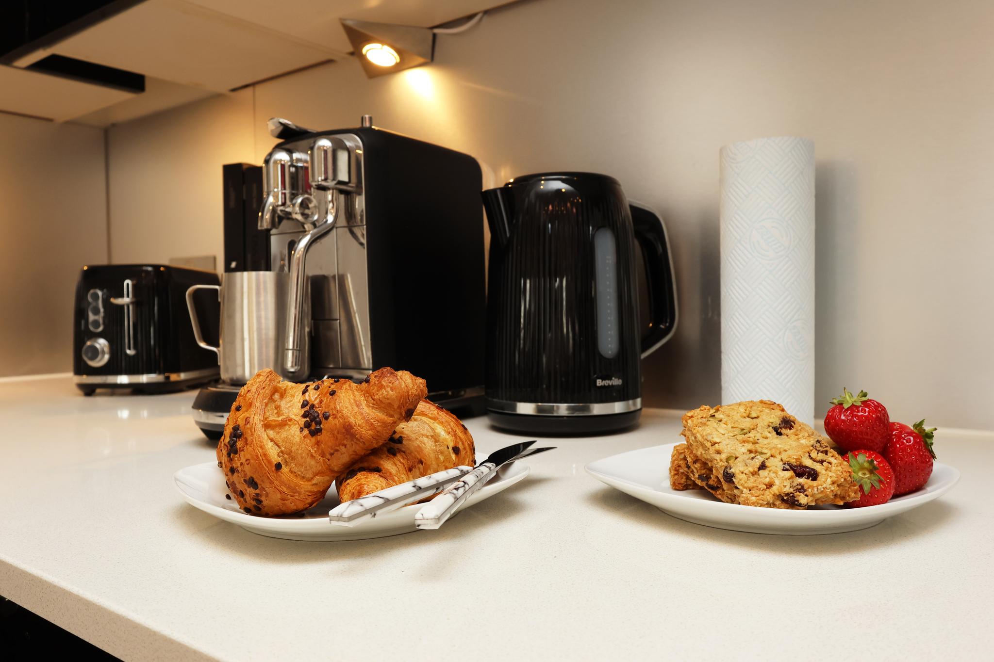 Super Central & Quiet Flat-£5/day Parking-Sleeps 26