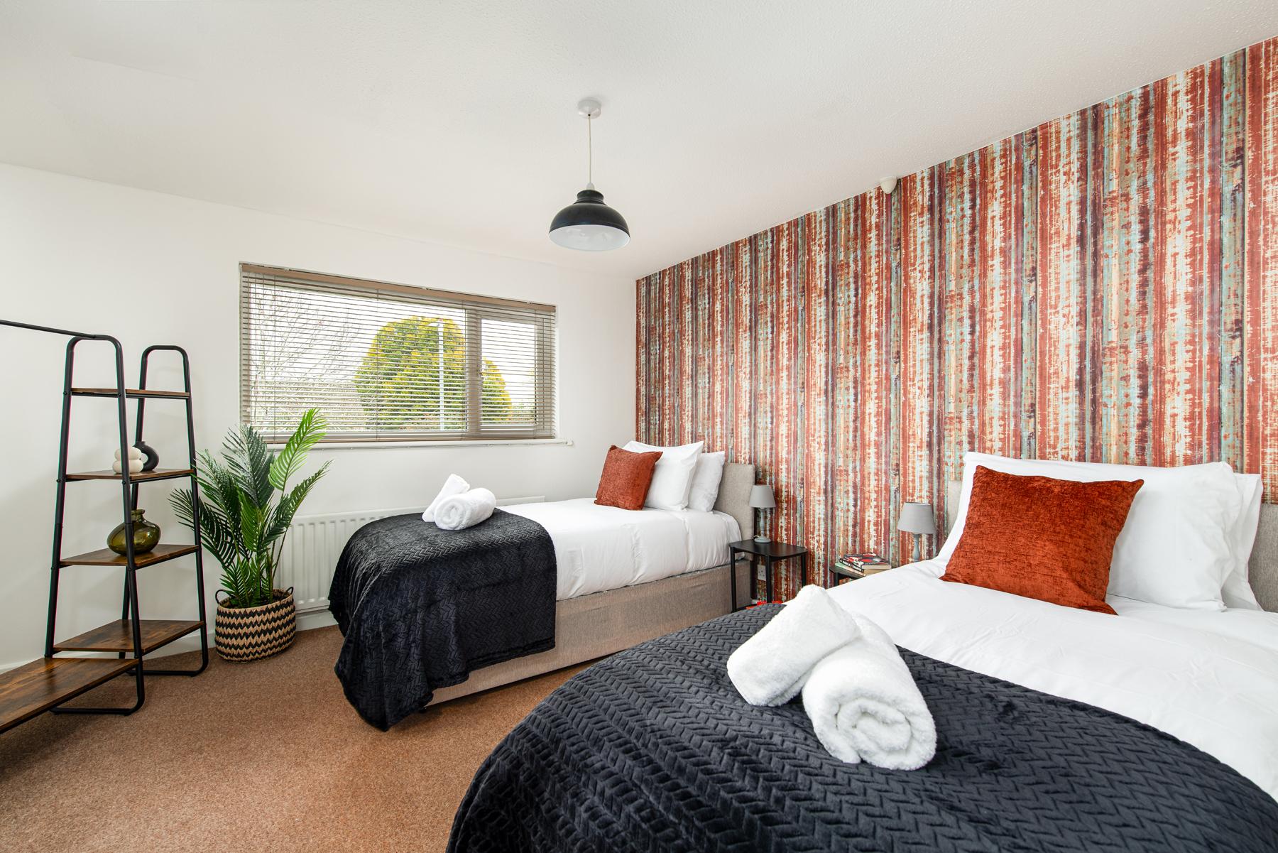 Business & Group Stays-Sleeps 9-Parking & Garden1