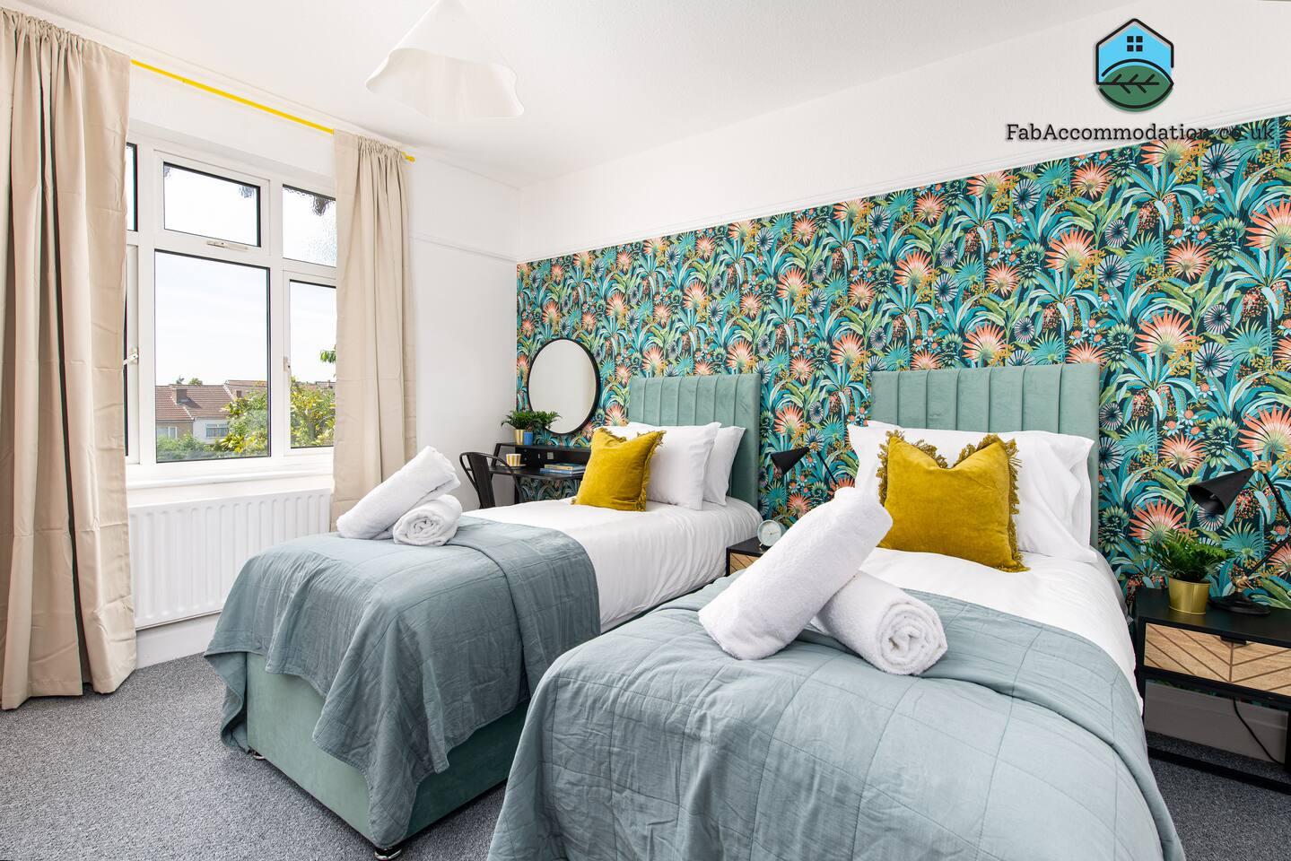 Large & Stylish-3Bed House-Huge Garden & Parking3