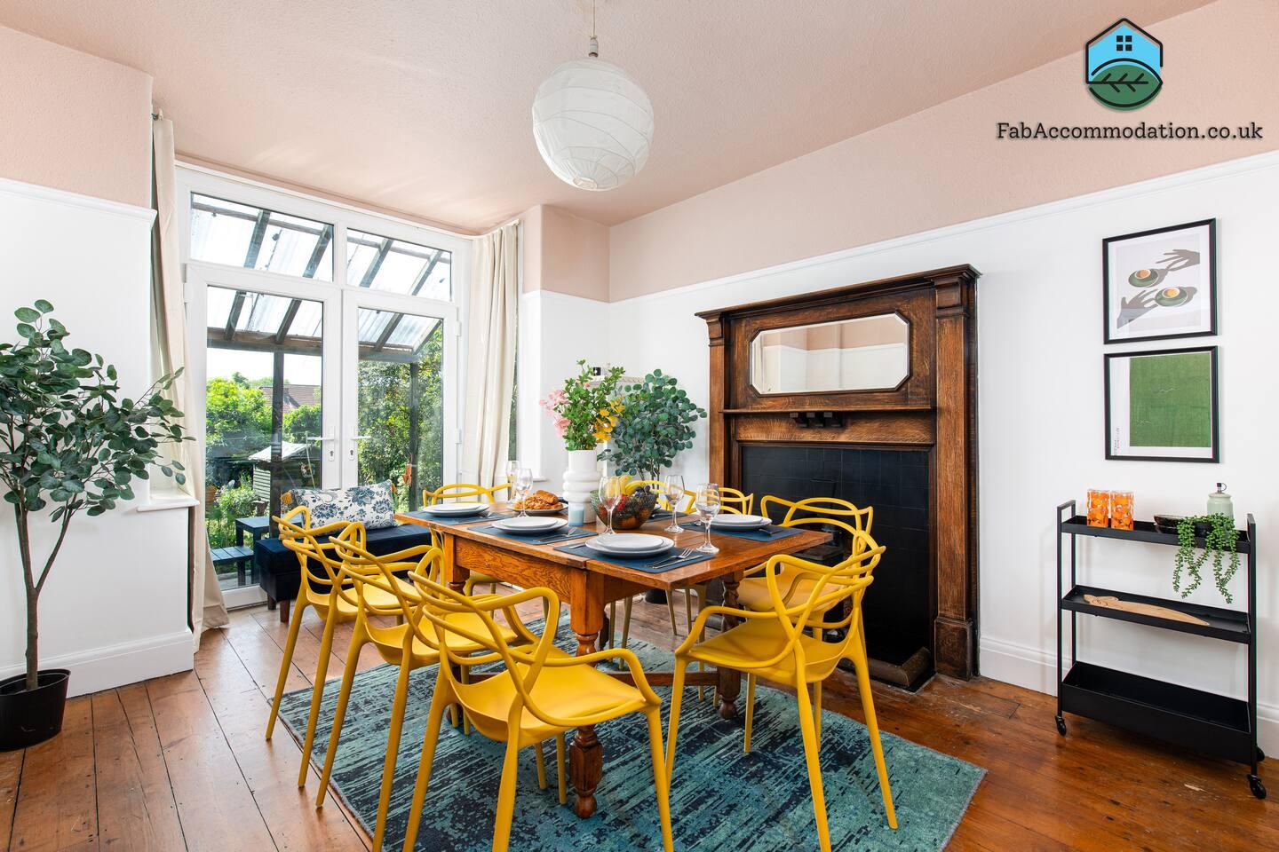 Large & Stylish-3Bed House-Huge Garden & Parking5