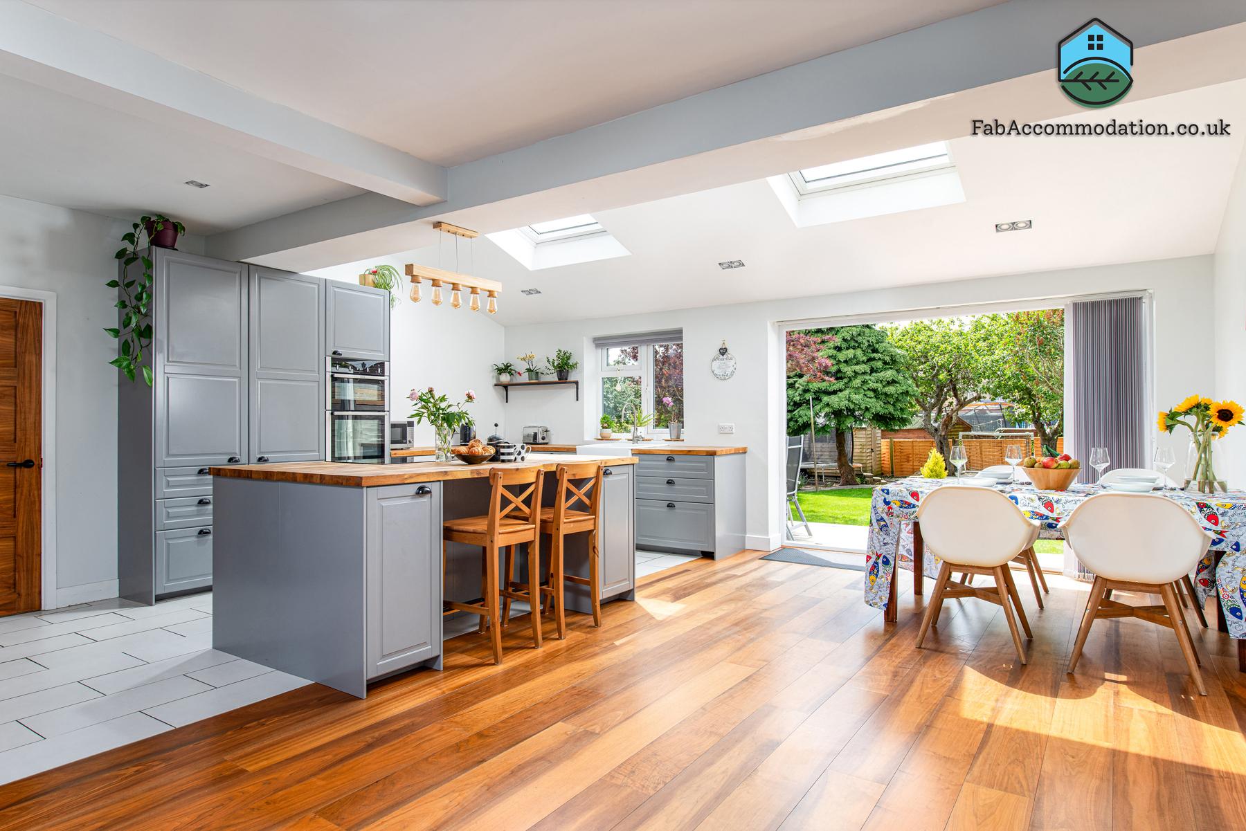 Spacious & Bright 3Bedroom Home-Sleeps7-Parking1