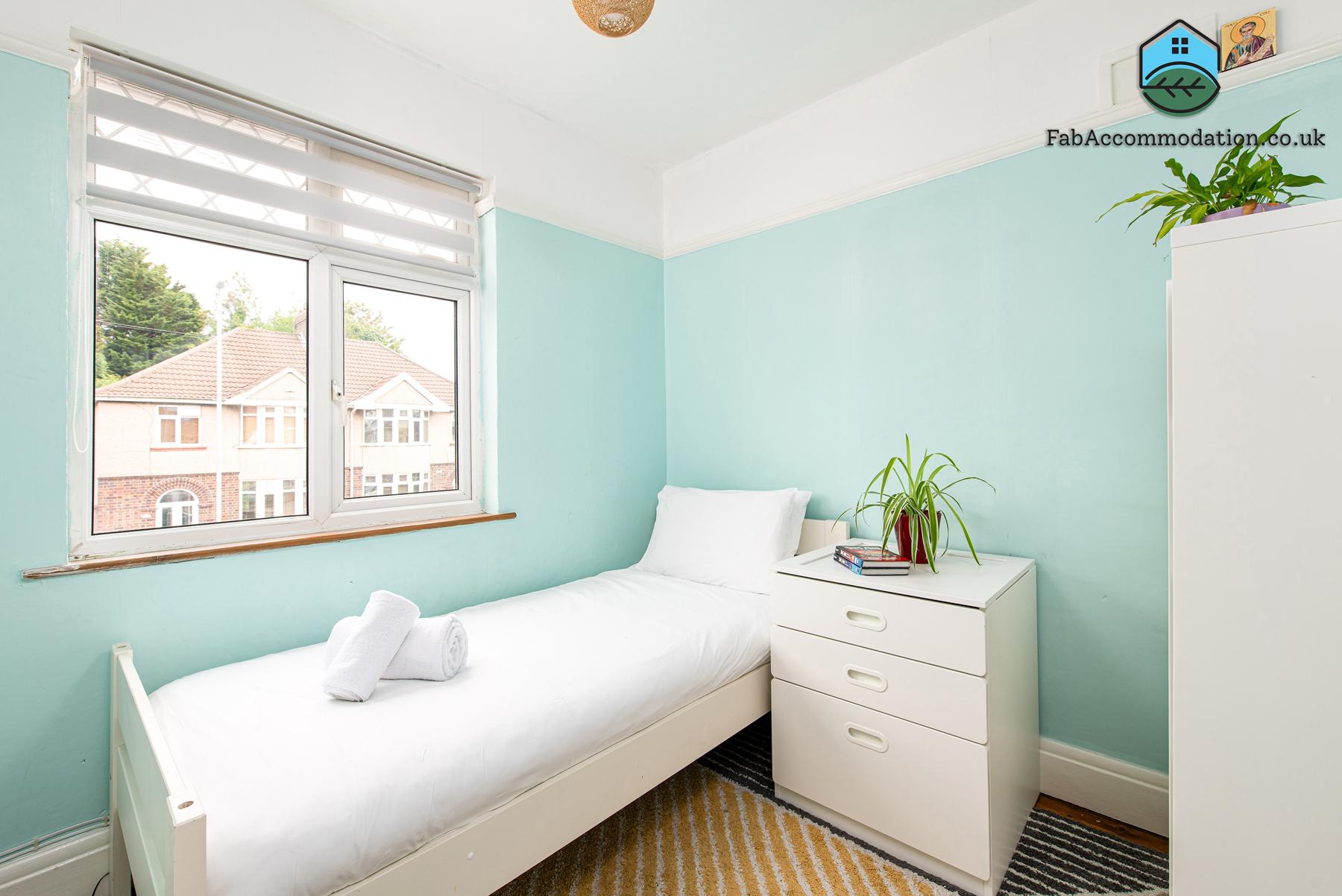 Spacious & Bright 3Bedroom Home-Sleeps7-Parking6