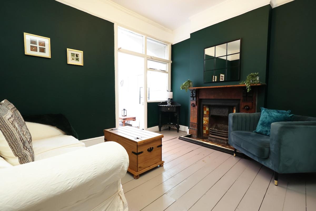 Leisure & Business-Spacious 4 Bed-Parking & Garden