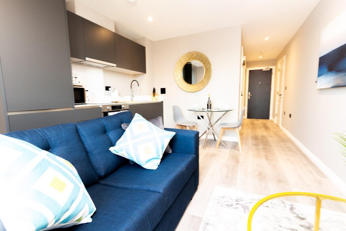 Modern 1BR Apt with City Views – Walk to Leeds CC2