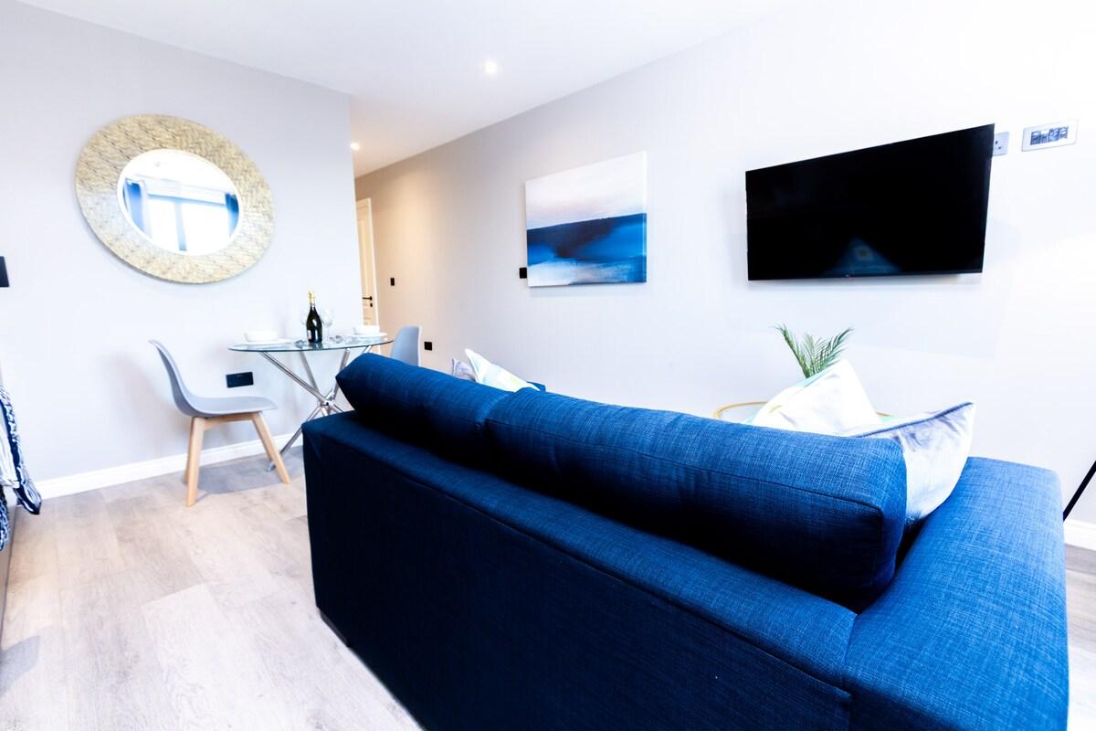 Modern 1BR Apt with City Views – Walk to Leeds CC3