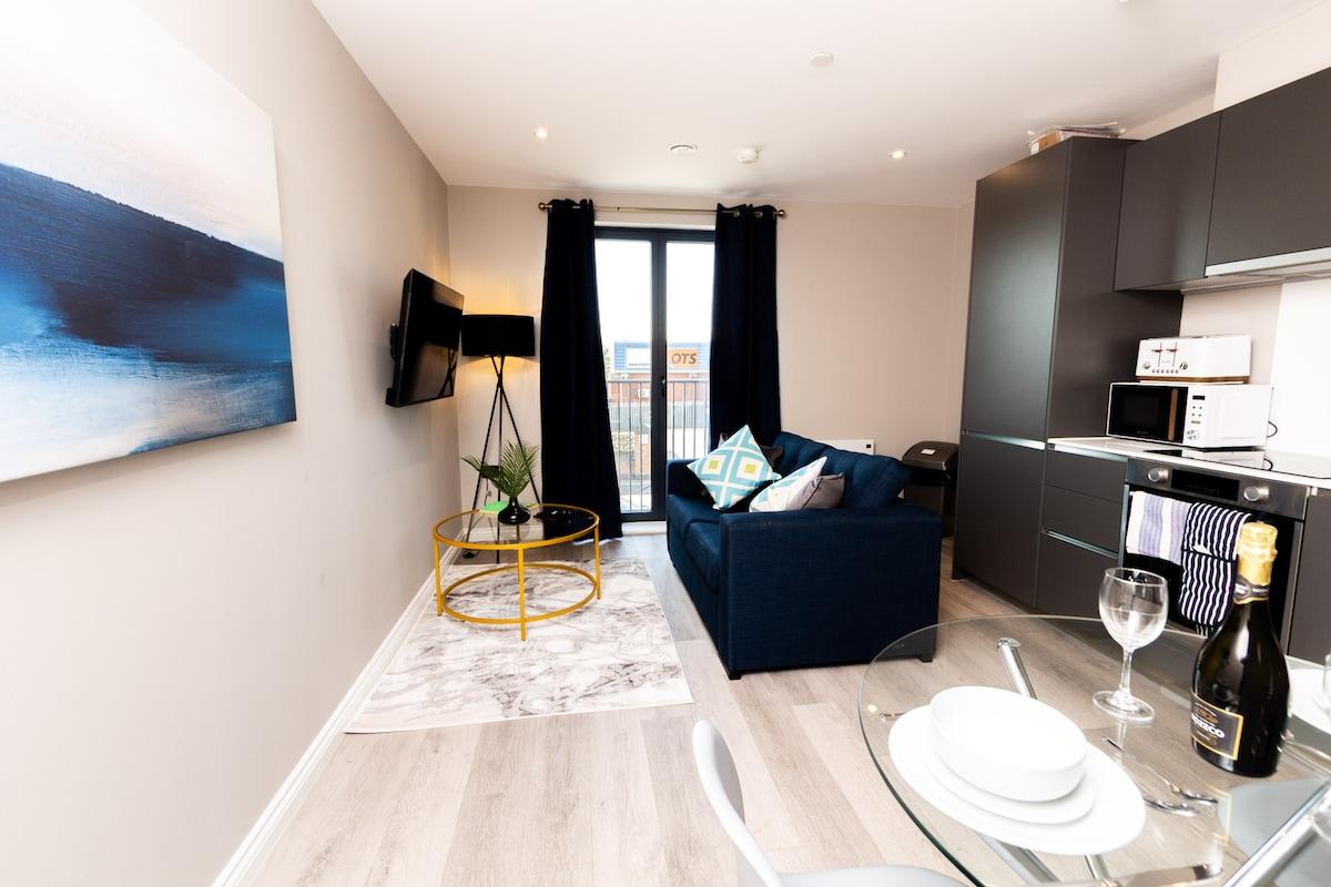 Modern 1BR Apt with City Views – Walk to Leeds CC4