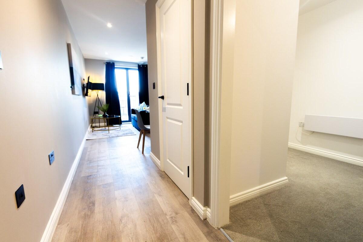 Modern 1BR Apt with City Views – Walk to Leeds CC6