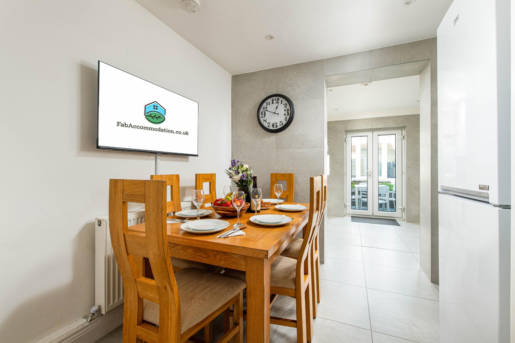 Long Stay 5Bed-2Bath-Parking-By FabAccommodation3