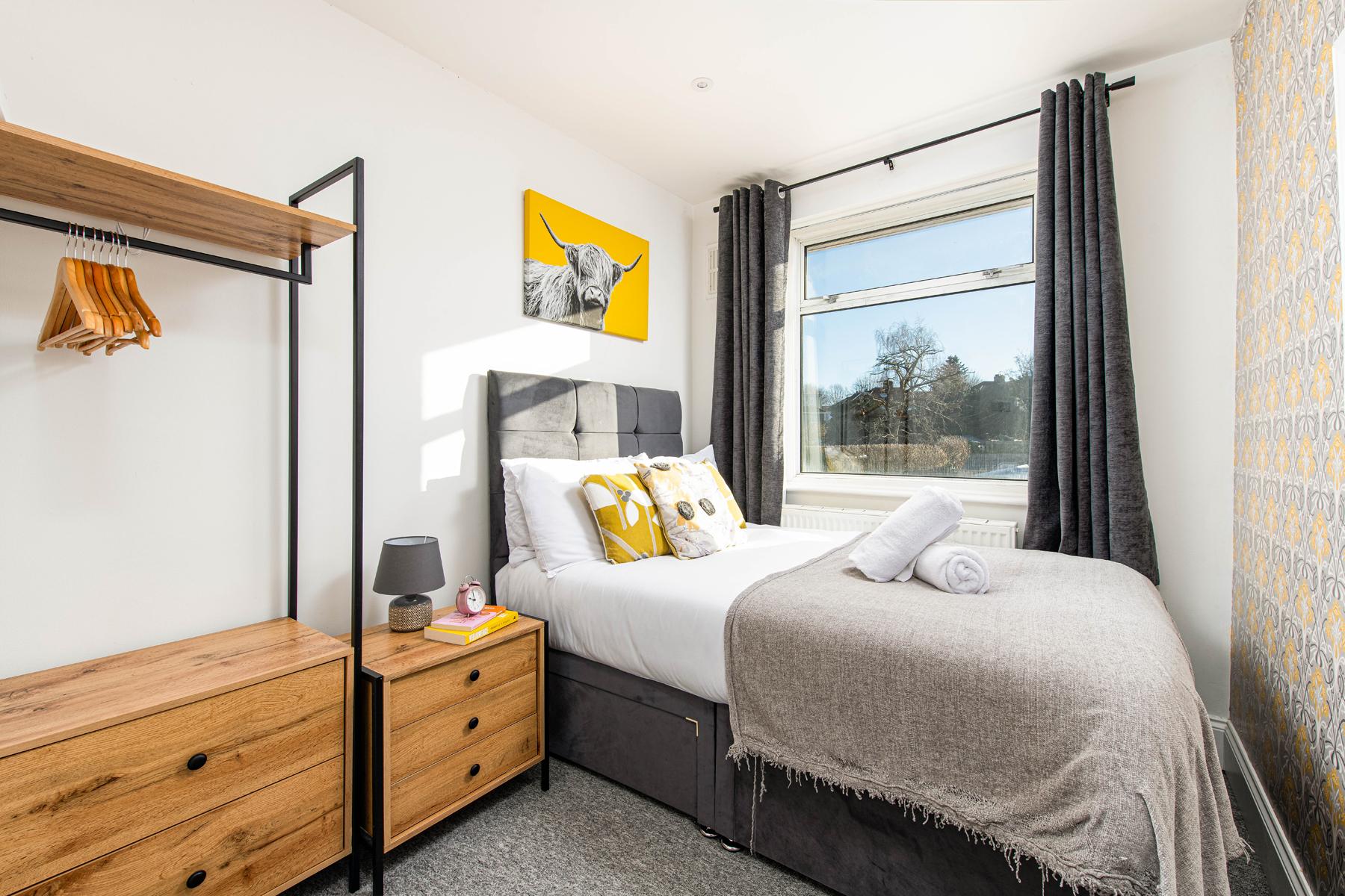 Long Stay 5Bed-2Bath-Parking-By FabAccommodation1