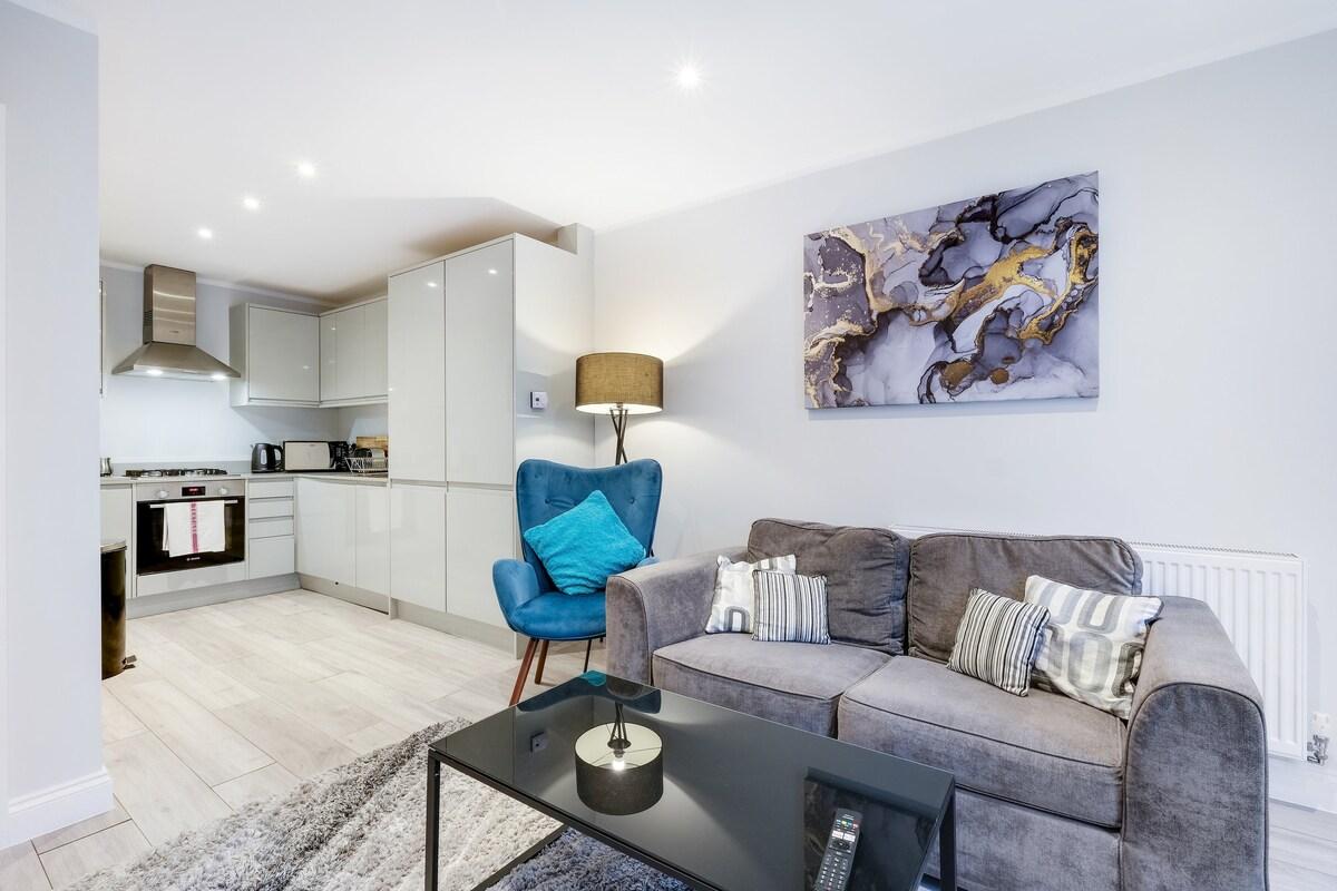 2 Bdr Penthouse with parking High Wycombe Apt. 062