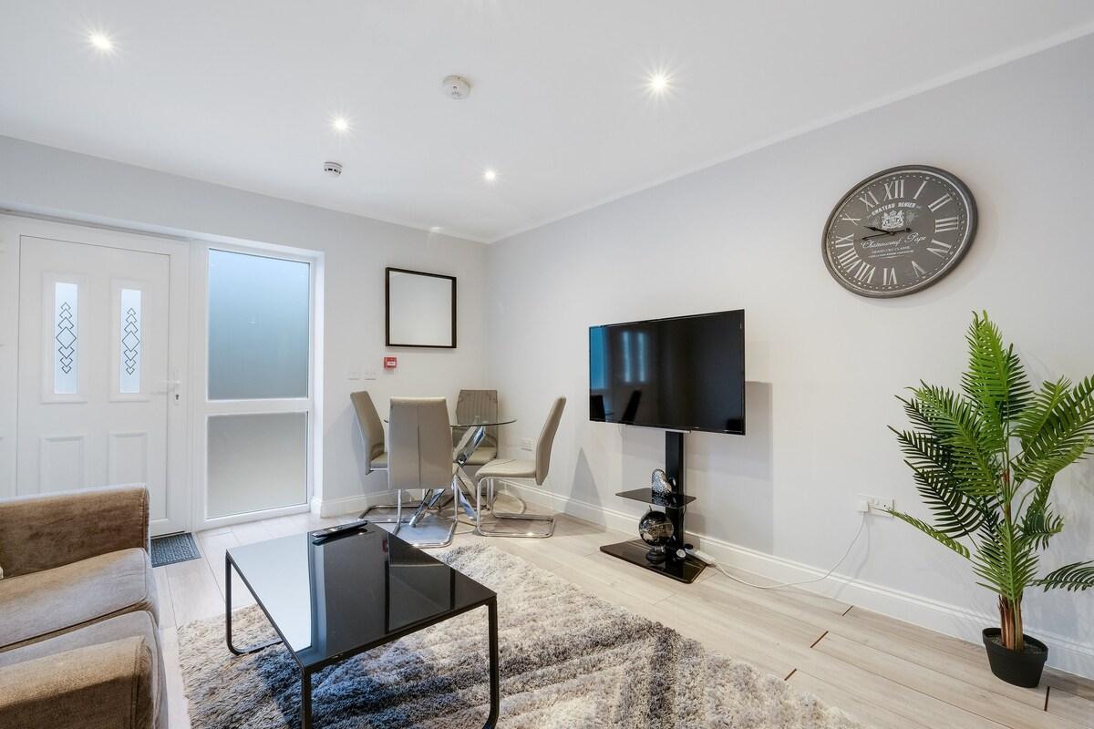 2 Bdr Penthouse with parking High Wycombe Apt. 063