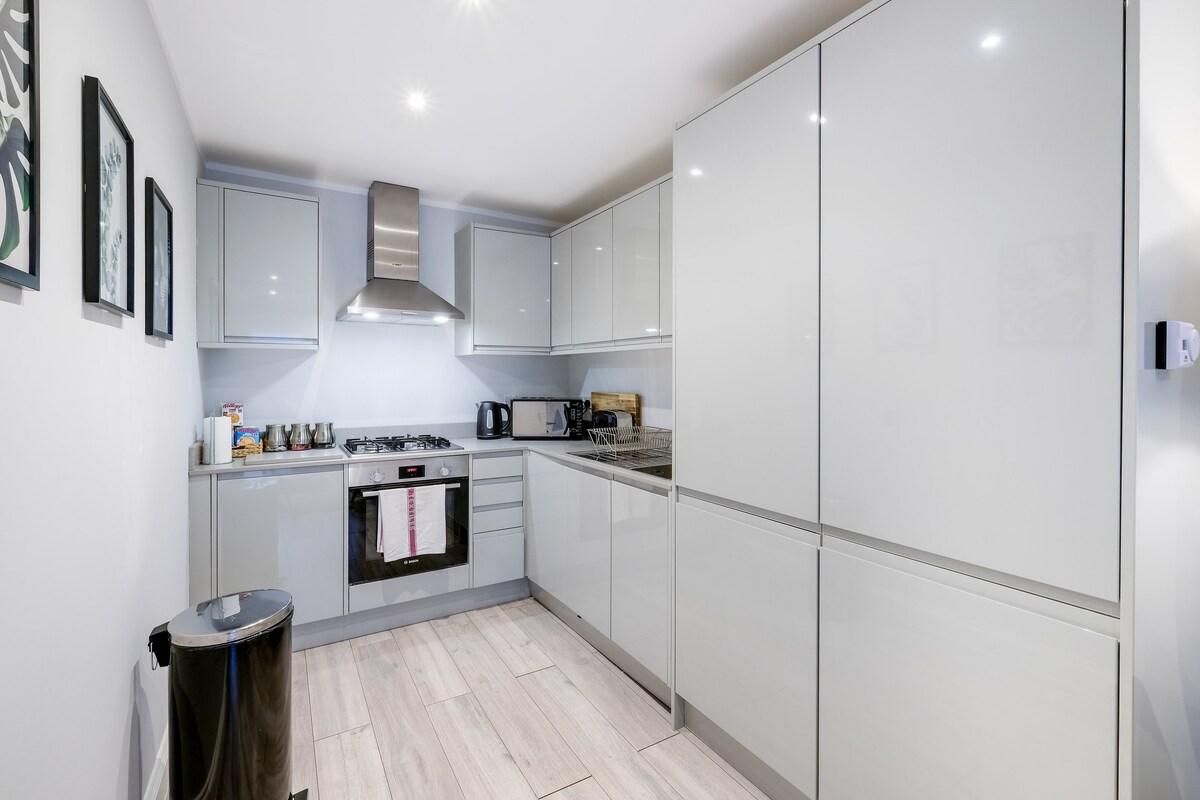 2 Bdr Penthouse with parking High Wycombe Apt. 066