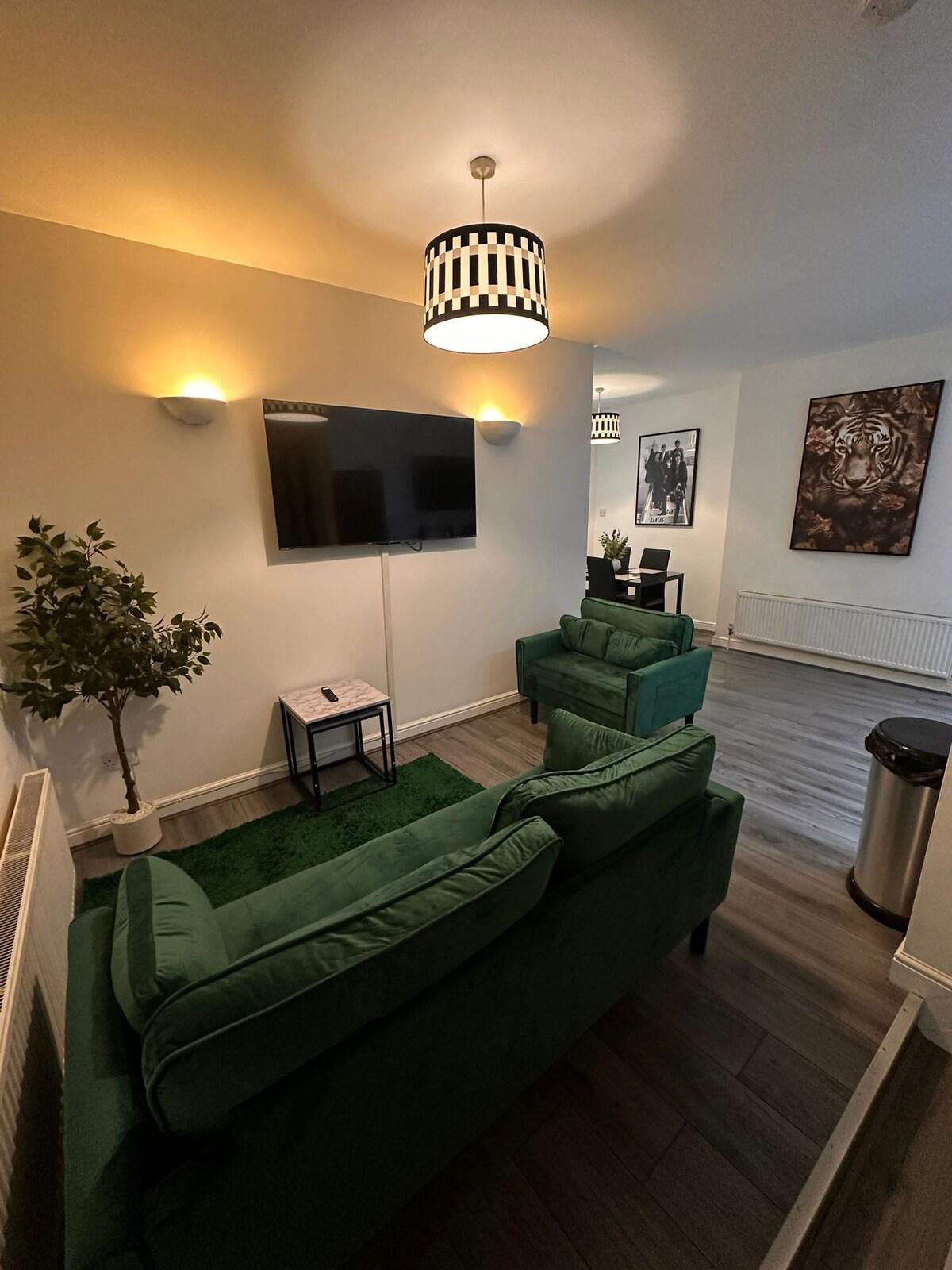 Modern 2-Bedroom, 2-Bathroom Apartment Liverpool1