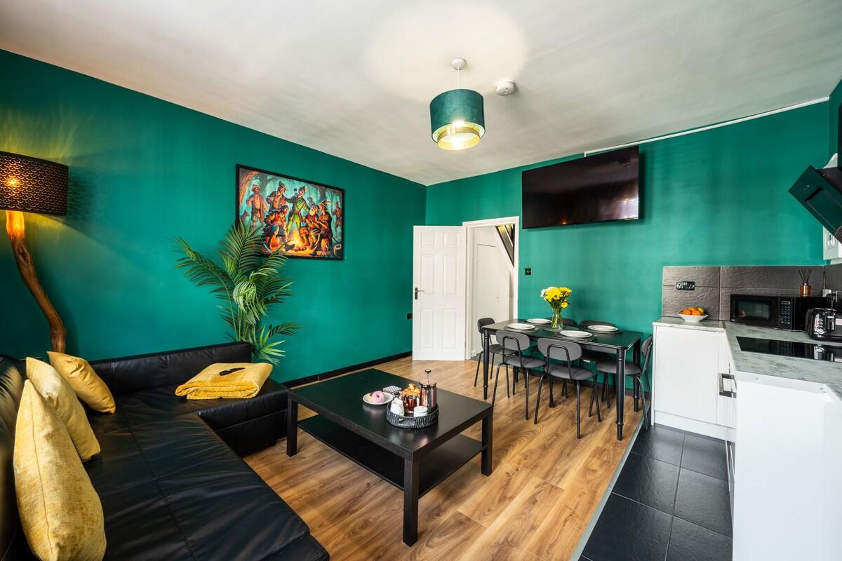 Spacious 4-Bed Apartment · Sleeps 6 · City Centre