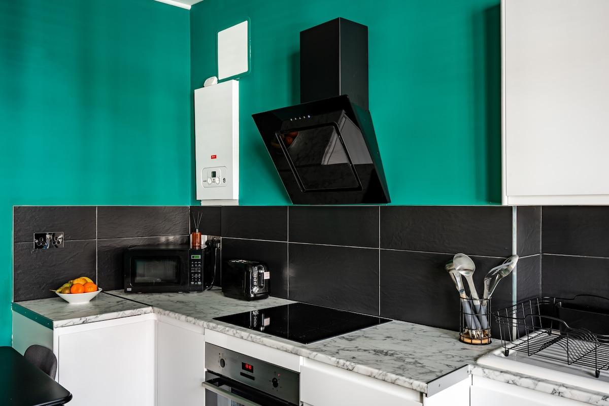 Spacious 4-Bed Apartment · Sleeps 6 · City Centre3