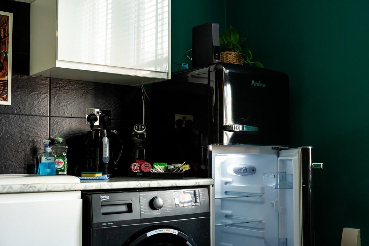Spacious 4-Bed Apartment · Sleeps 6 · City Centre4