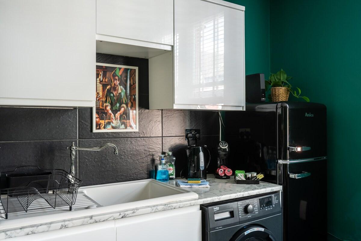 Spacious 4-Bed Apartment · Sleeps 6 · City Centre5