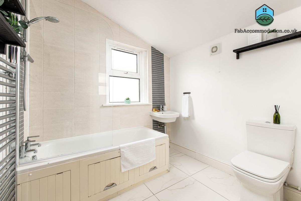 Business & Leisure Stays-2 Bed House-Free Parking6