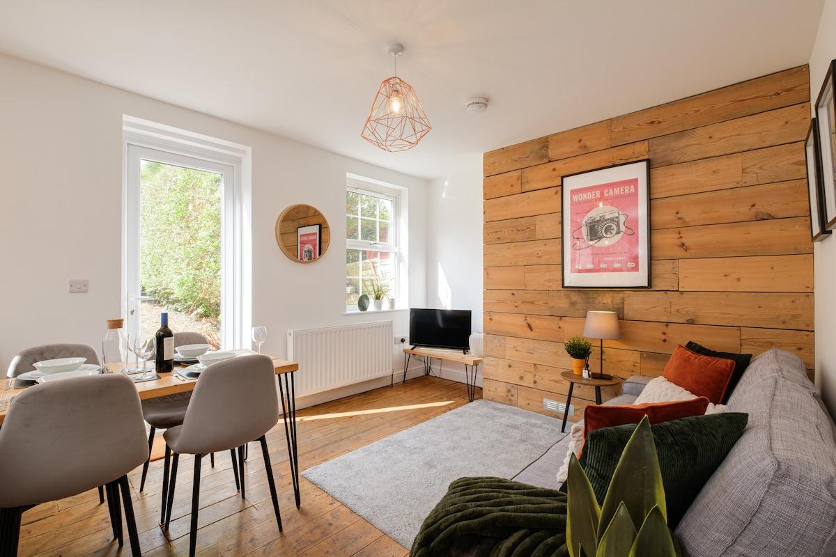 NEW Lovely-4Bed-2Bath-Parking-By FabAccommodation5