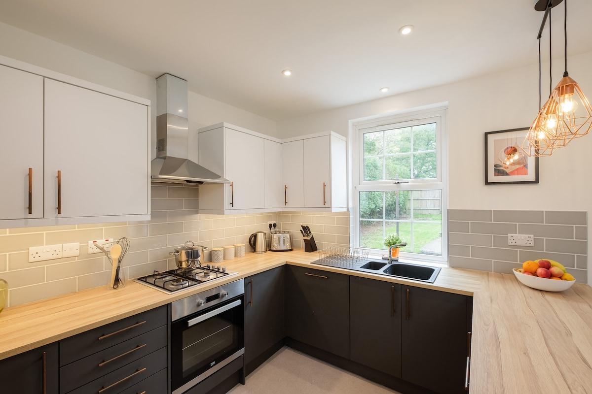 NEW Lovely-4Bed-2Bath-Parking-By FabAccommodation3