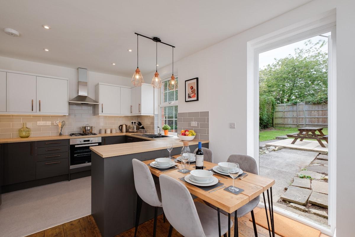 NEW Lovely-4Bed-2Bath-Parking-By FabAccommodation2
