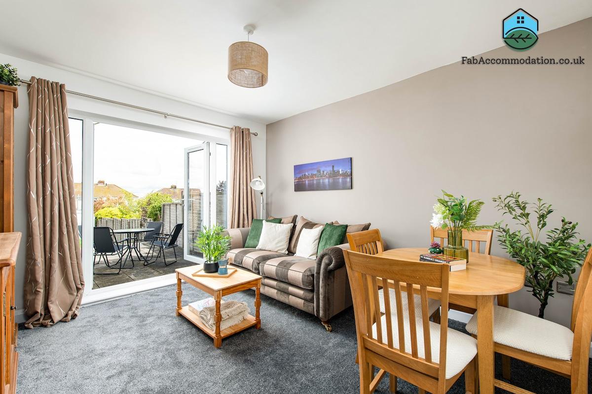 NEW-Bright & Large-4Bed-Business & Groups-Parking1