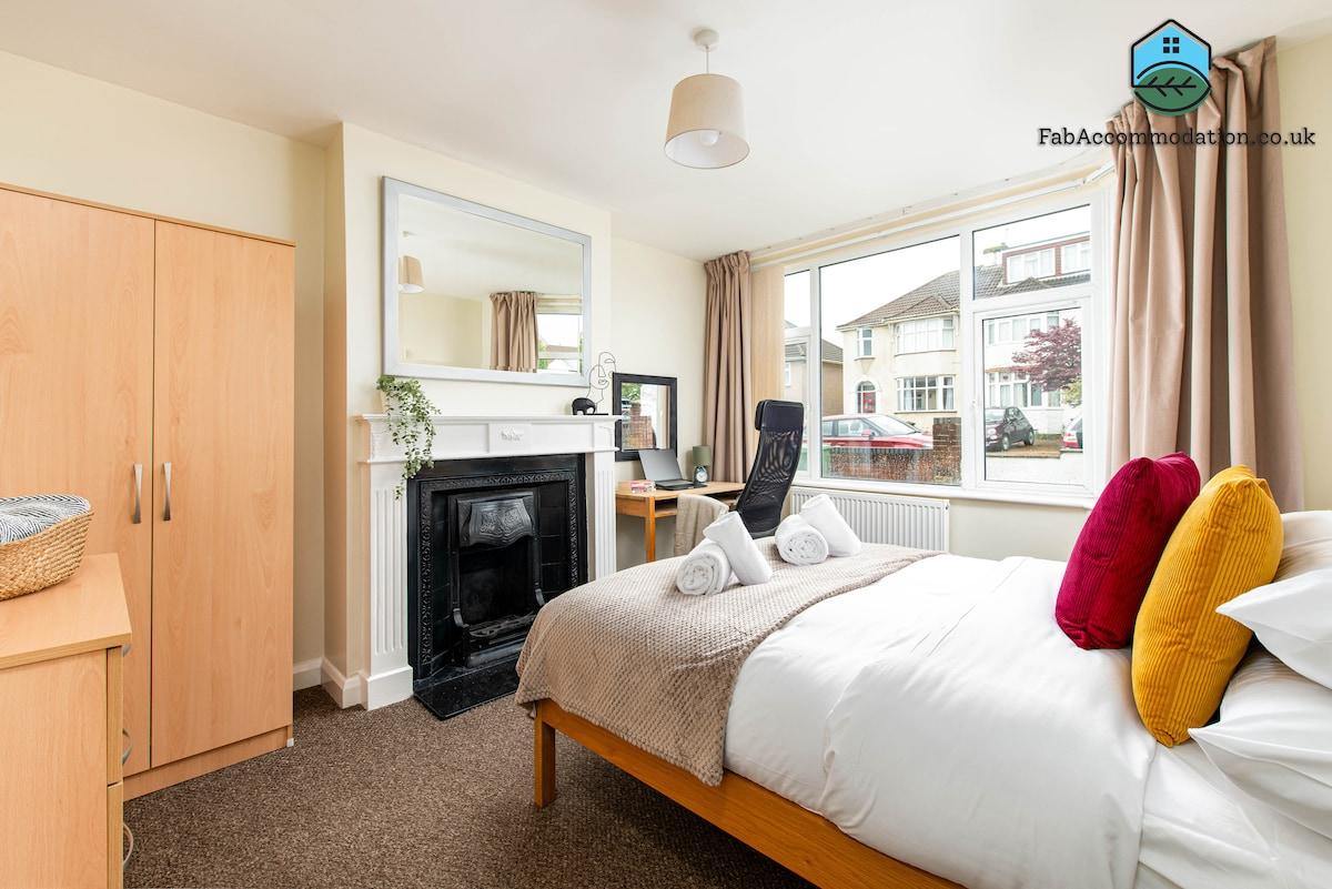 NEW-Bright & Large-4Bed-Business & Groups-Parking2