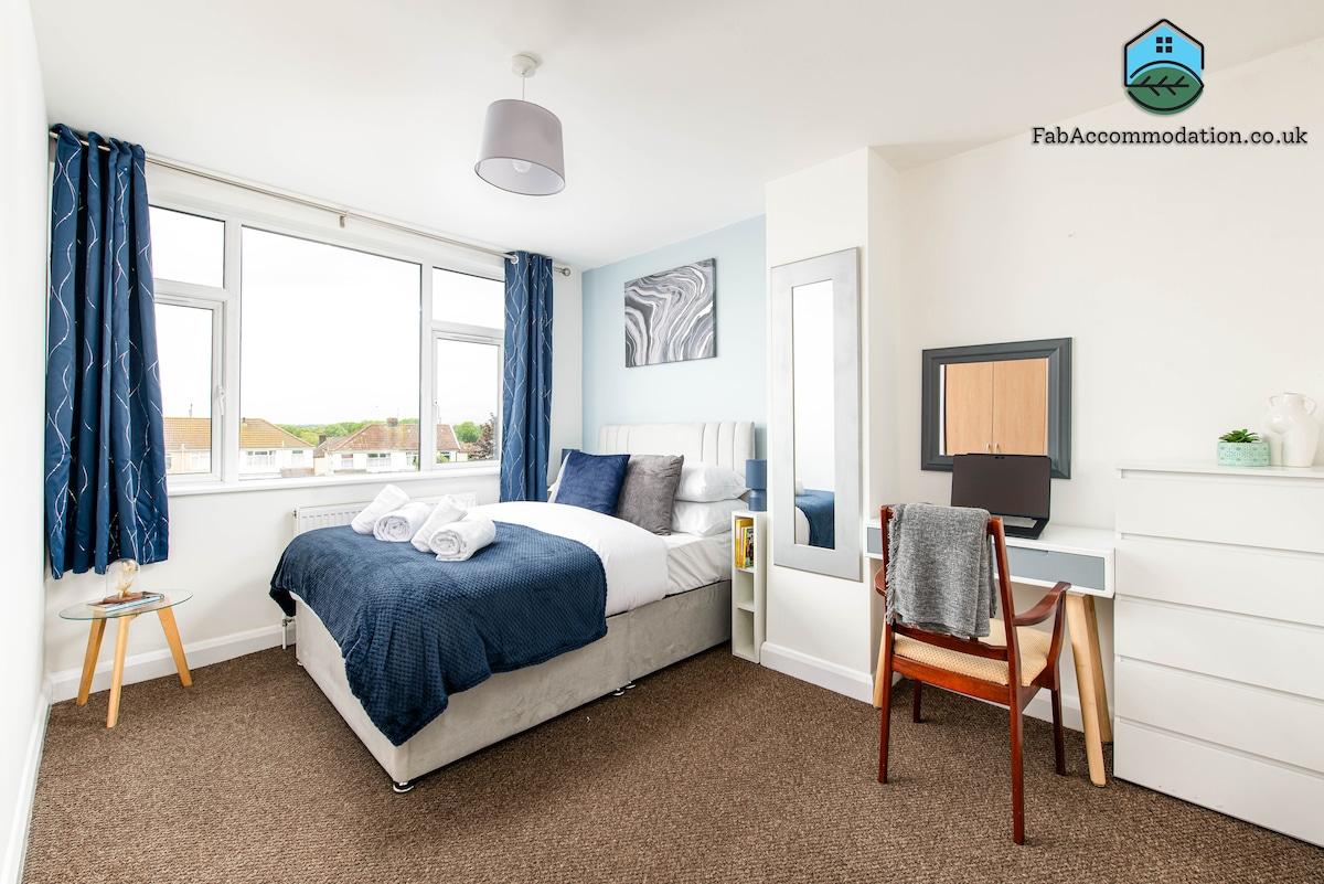 NEW-Bright & Large-4Bed-Business & Groups-Parking3