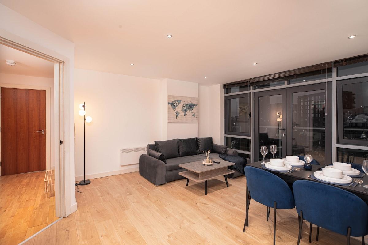 Luxury 2Bed 2Bath City Centre Apt | Balcony View3