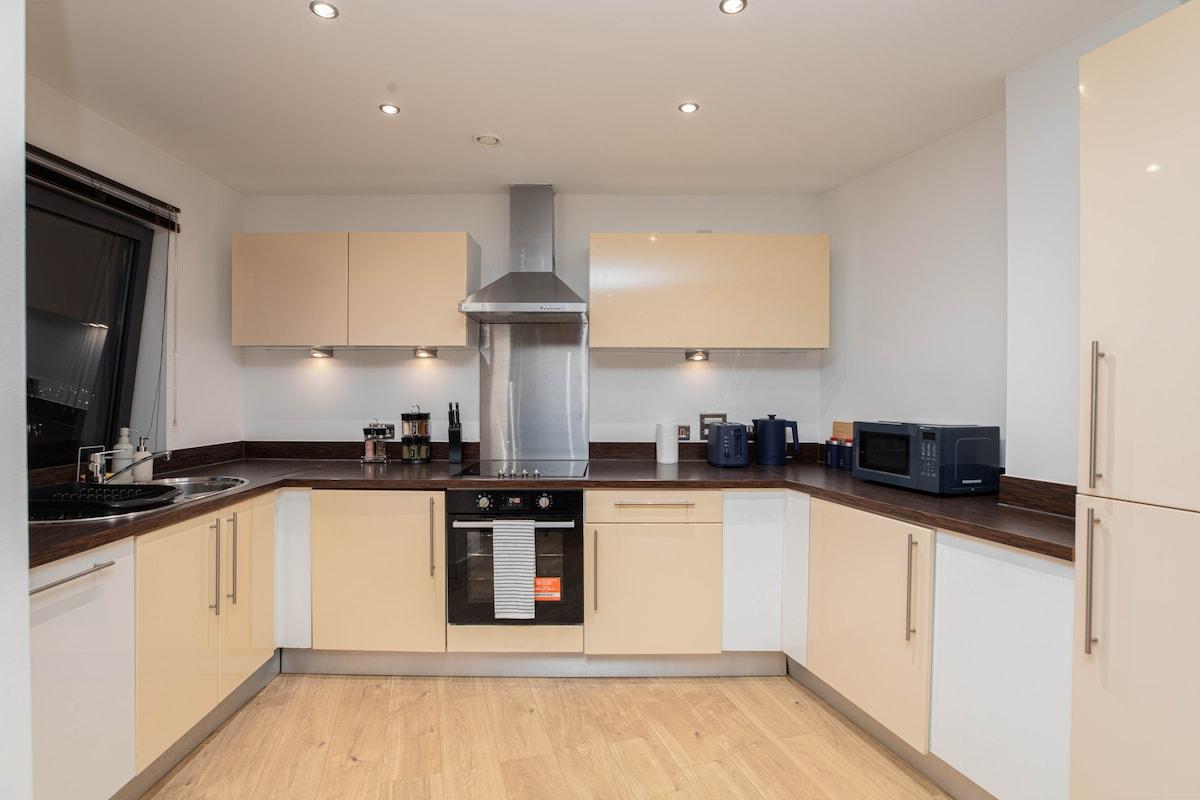 Luxury 2Bed 2Bath City Centre Apt | Balcony View5