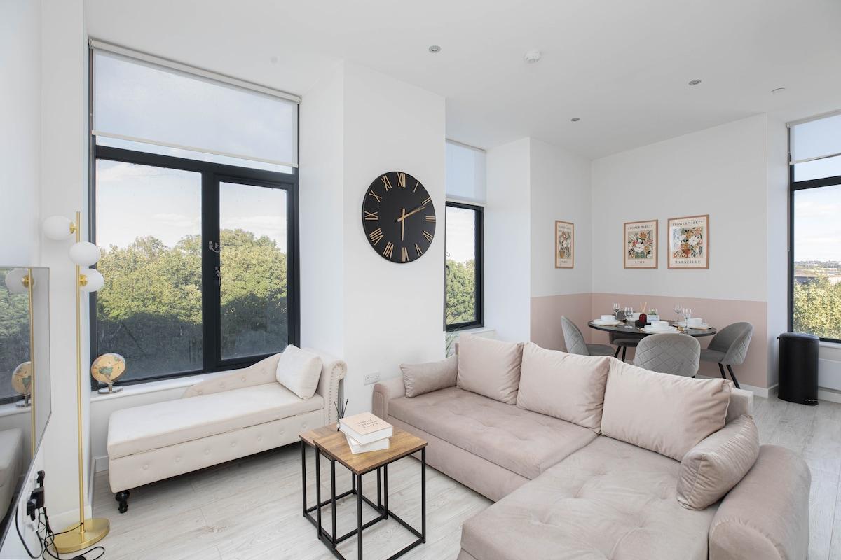 Luxury Riverside Apt at Leeds Dock | Sleeps 6