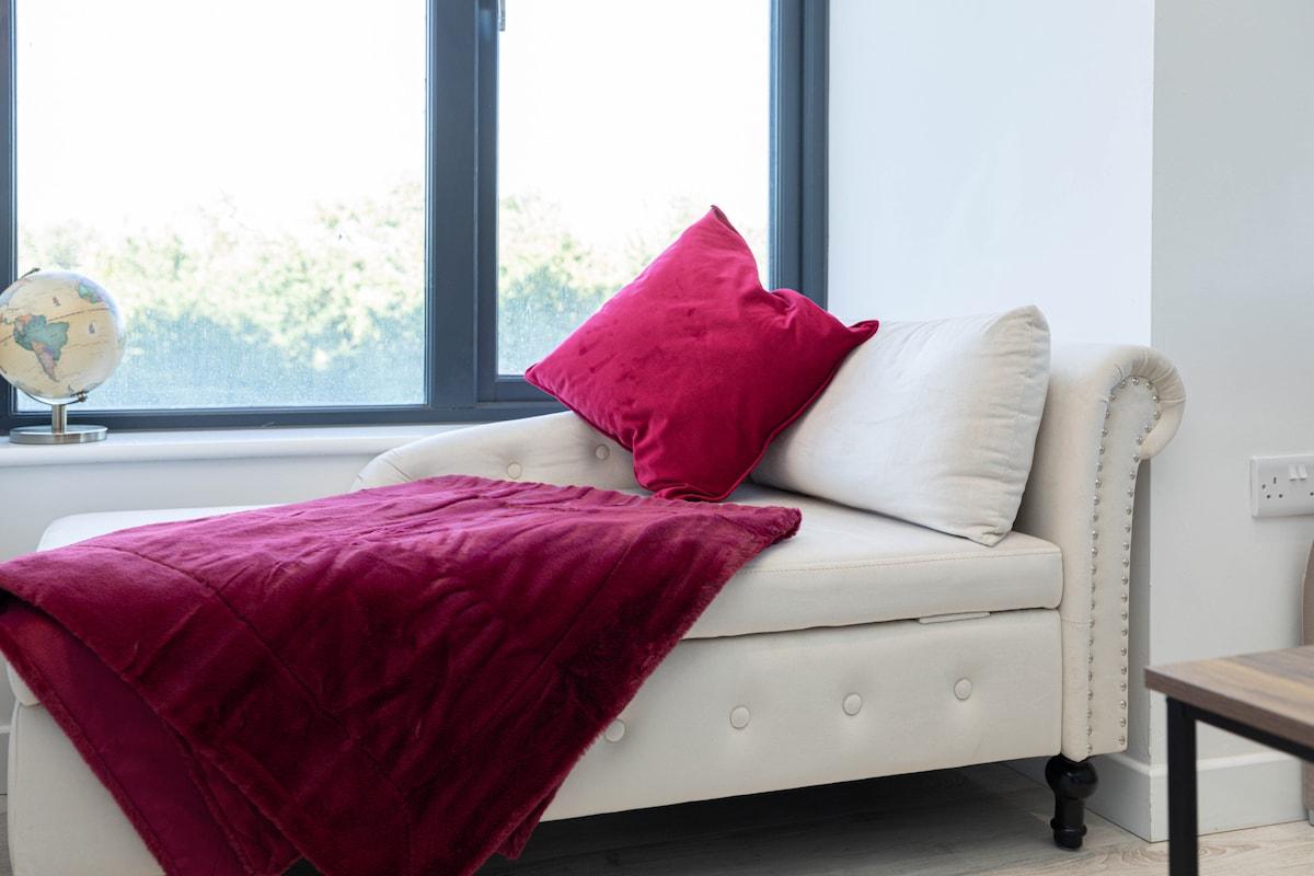Luxury Riverside Apt at Leeds Dock | Sleeps 65