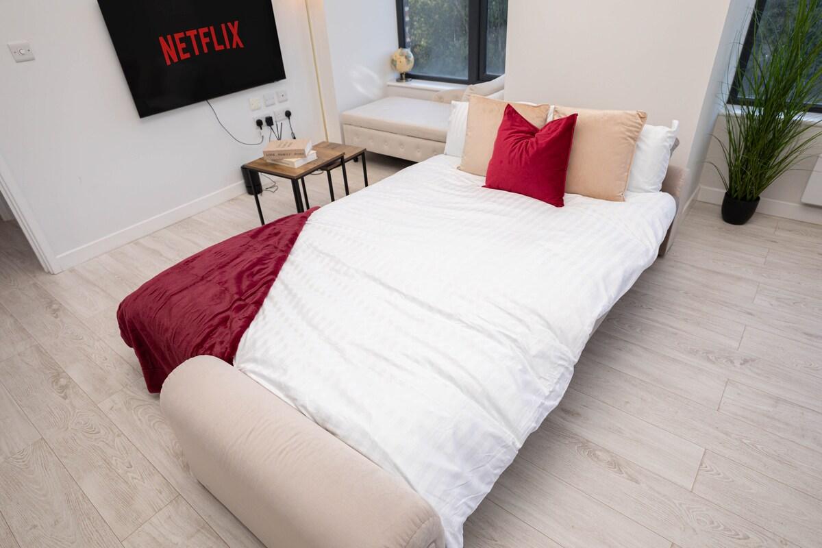 Luxury Riverside Apt at Leeds Dock | Sleeps 66