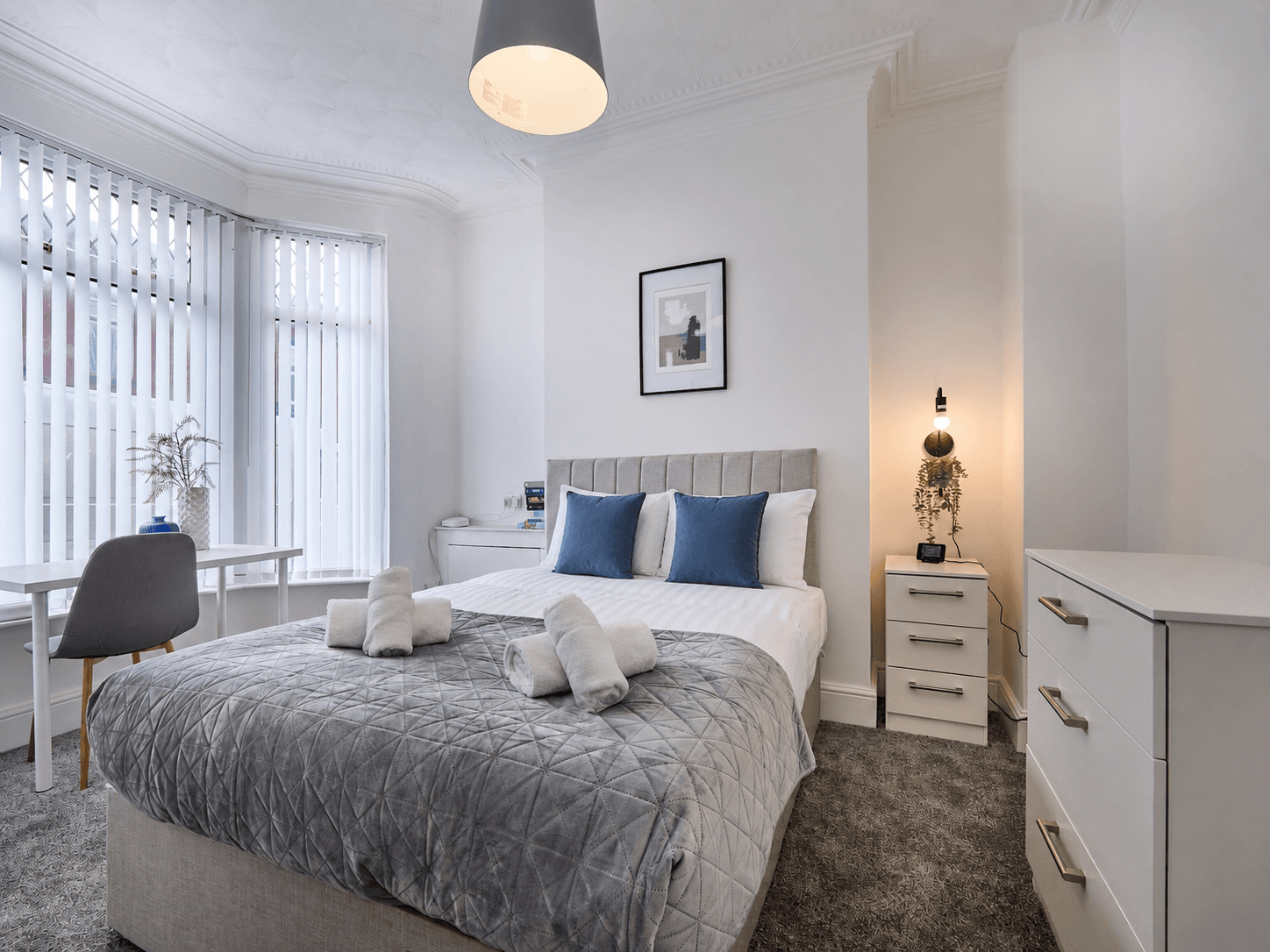 Woodcroft House | Liverpool 4BR Sleeps 8 | Parking1