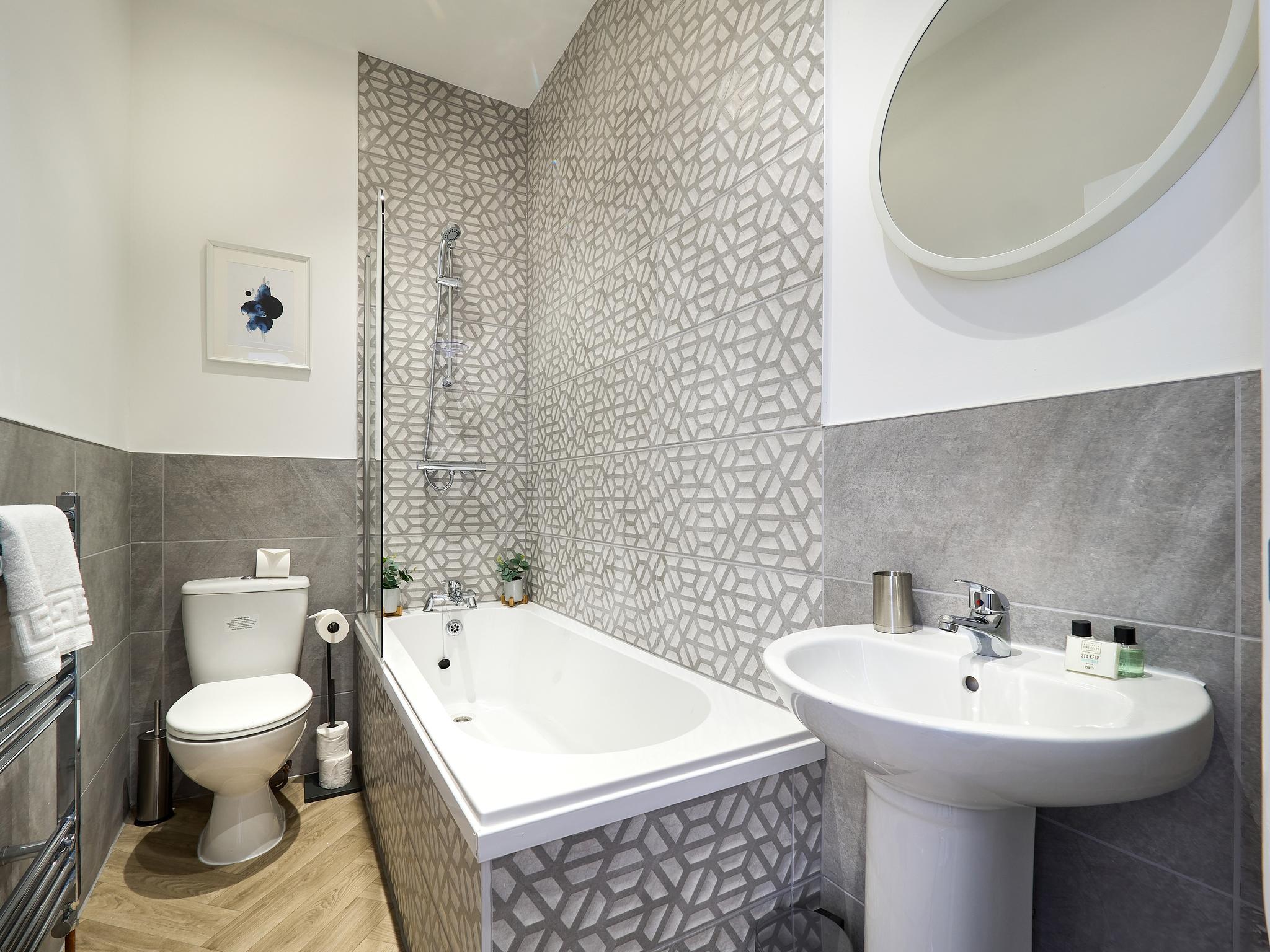 Woodcroft House | Liverpool 4BR Sleeps 8 | Parking4