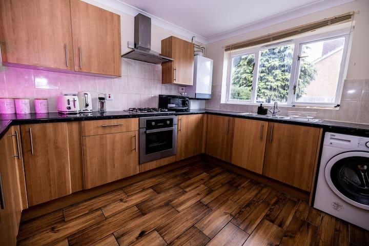 3 bedrooms house-sofabed-bbqstov-freeparking-gardn5