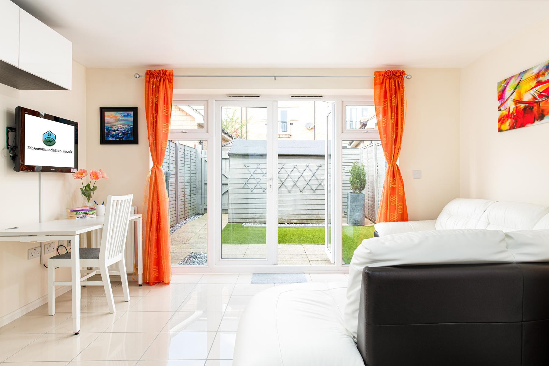 Modern & Quiet 2Bed House – FabAccommodation1