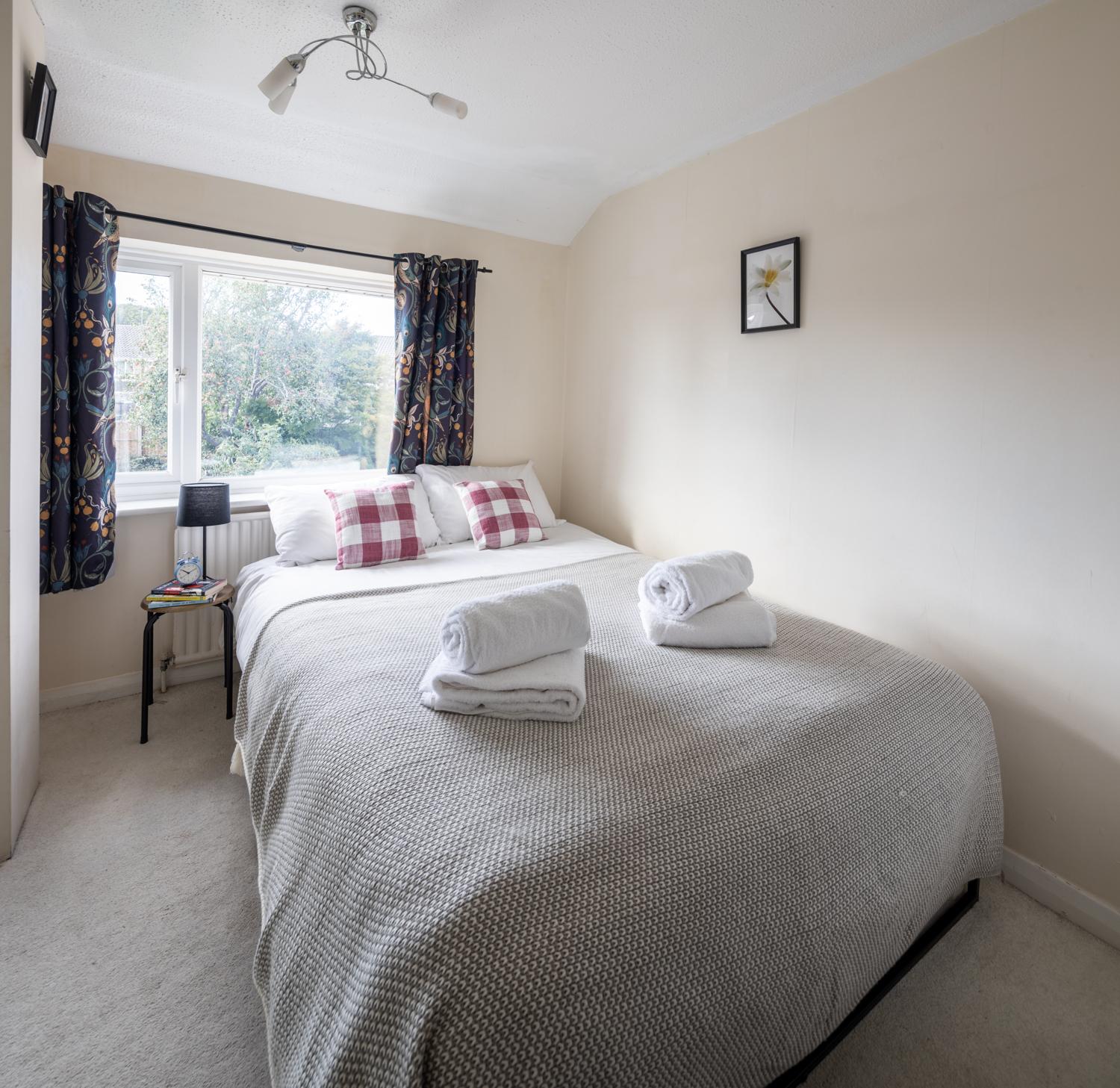 Business & Group Stays-3 Bed Home-Parking & Garden1