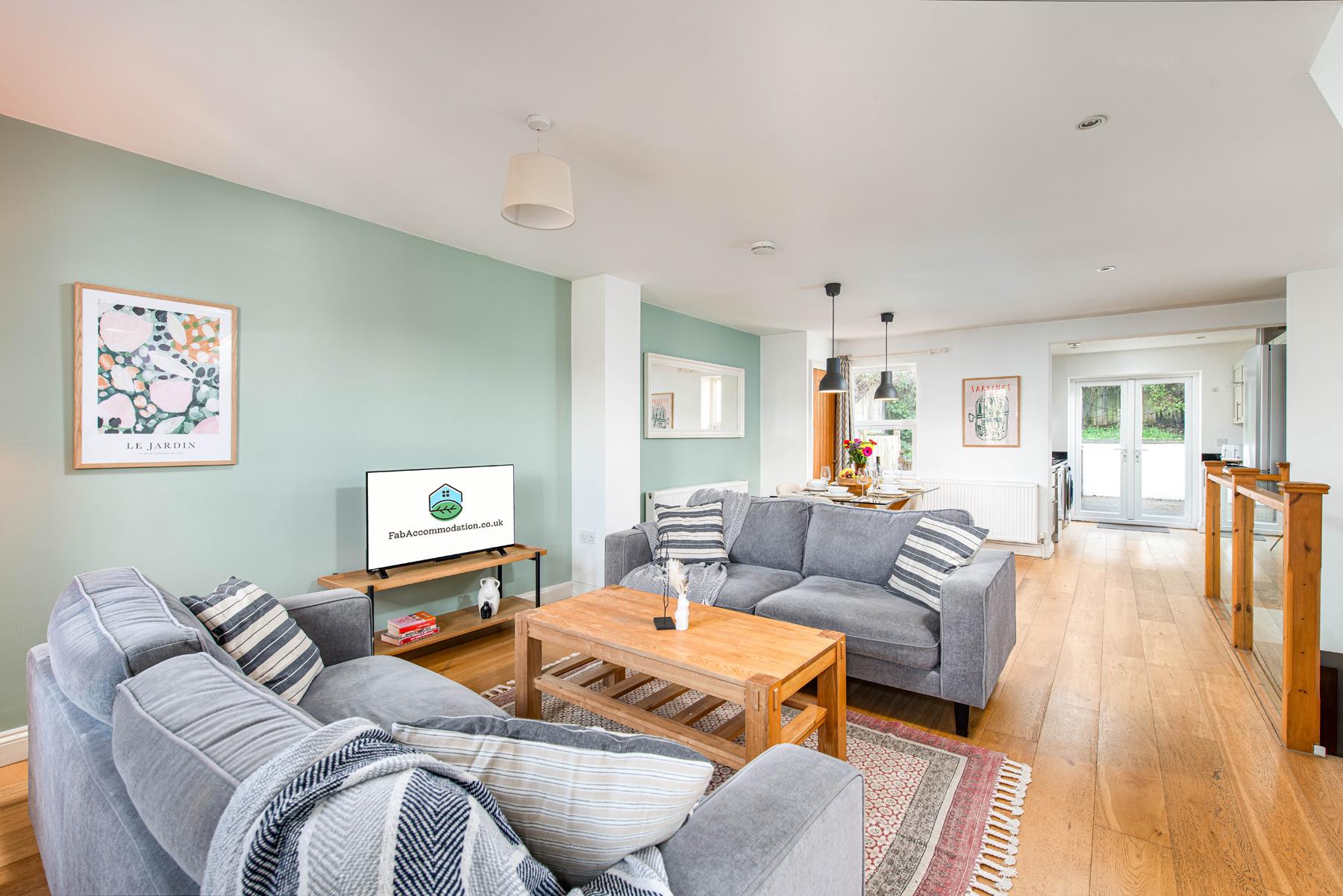 Business & Group Stays-5 Bed Townhouse-Sleeps 91