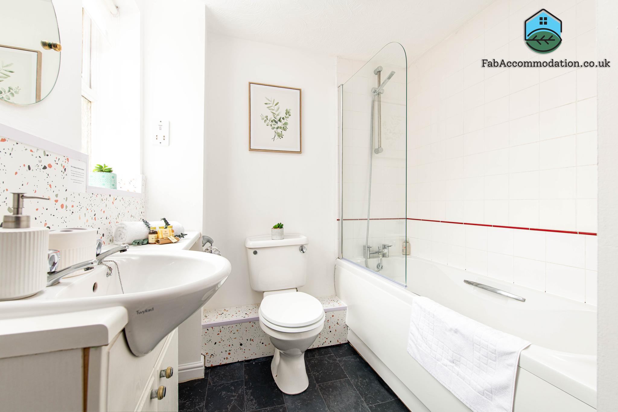 Comfy & Spacious-2Bed 2Bath Flat-Free Parking4
