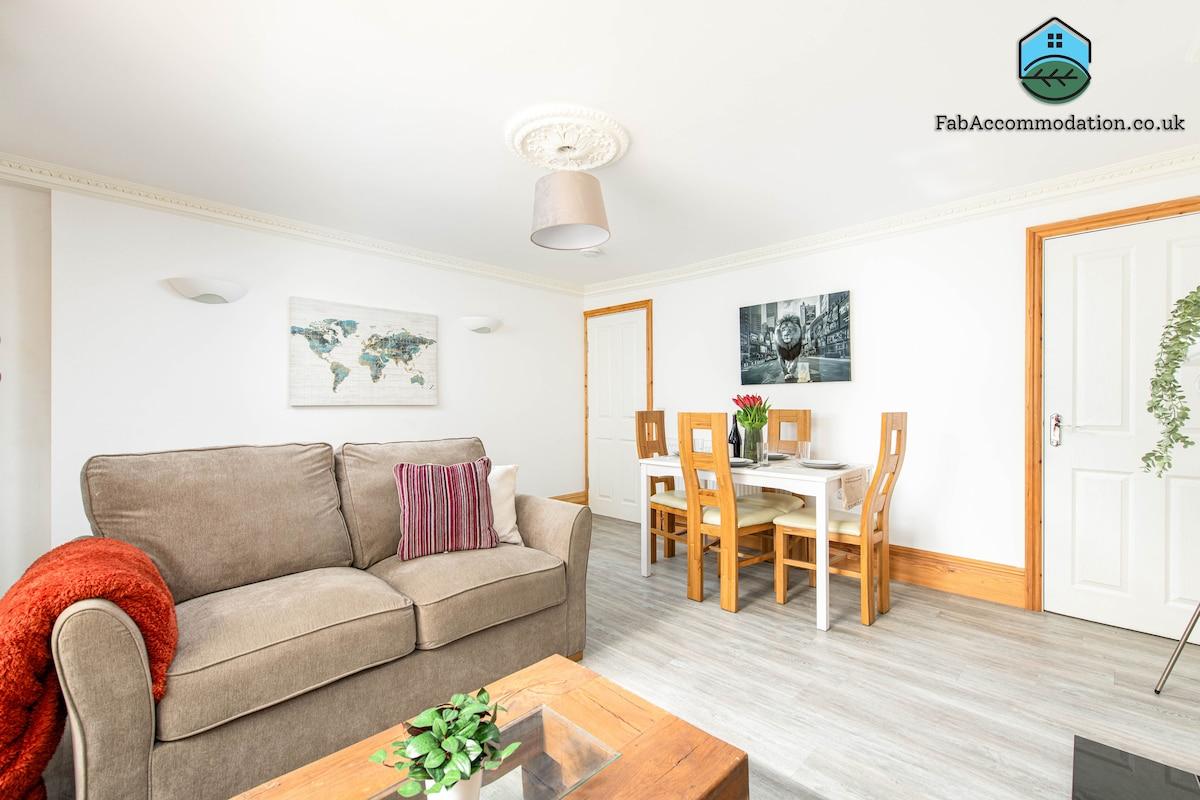Central Basement Flat-Private Parking-Sleeps 42