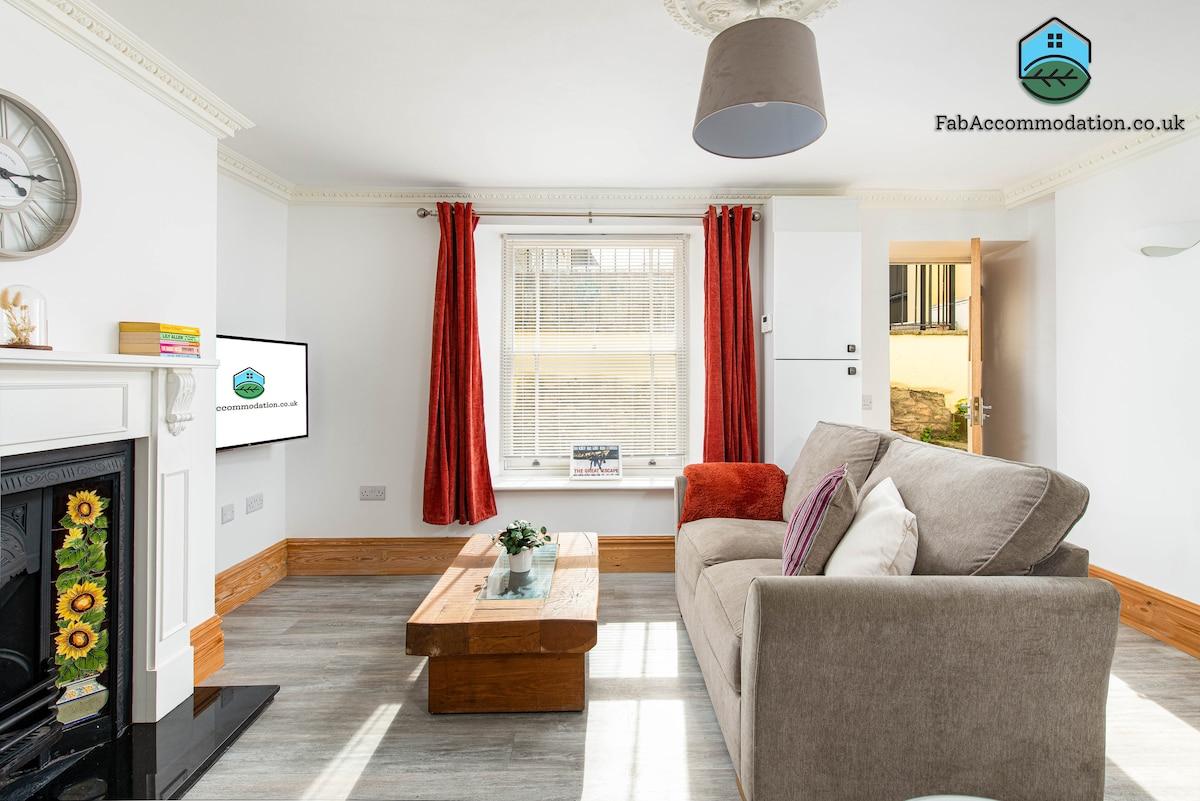 Central Basement Flat-Private Parking-Sleeps 44