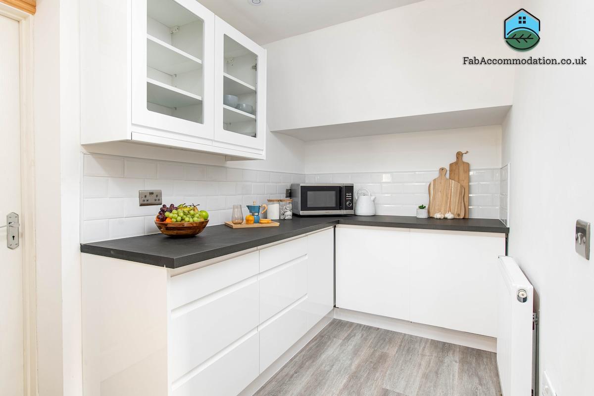 Central Basement Flat-Private Parking-Sleeps 45