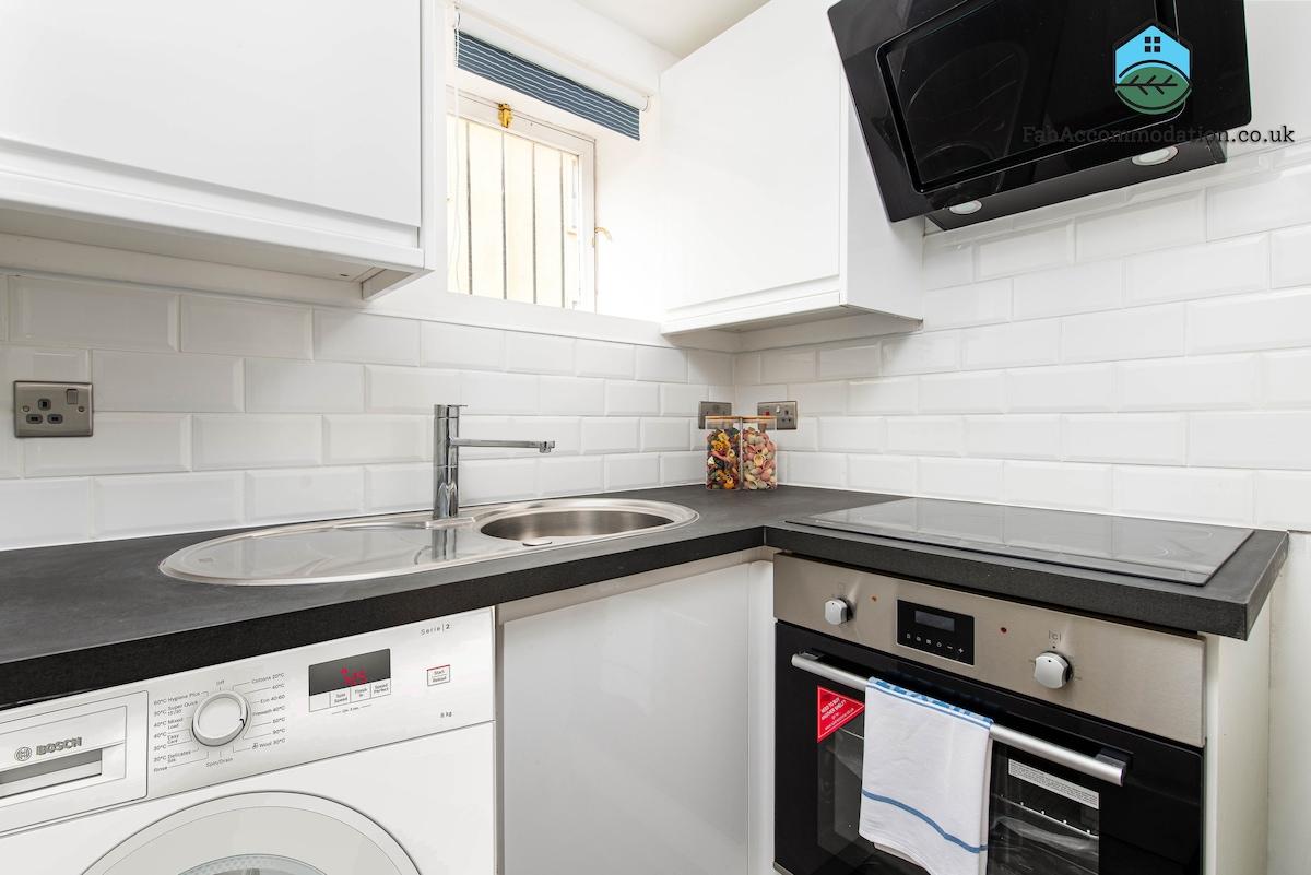 Central Basement Flat-Private Parking-Sleeps 46