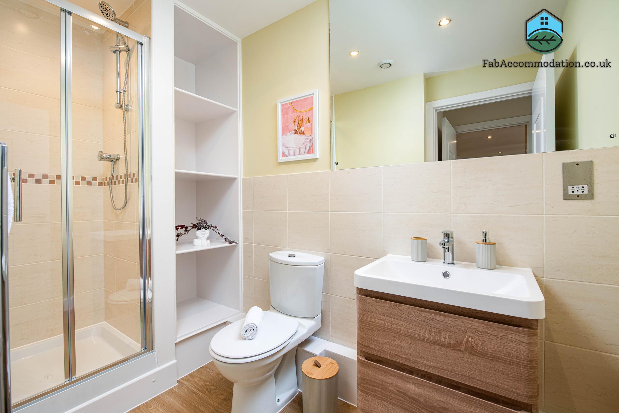 Super Central & Stylish Flat-2 Bed 2 Bath-Sleeps 45
