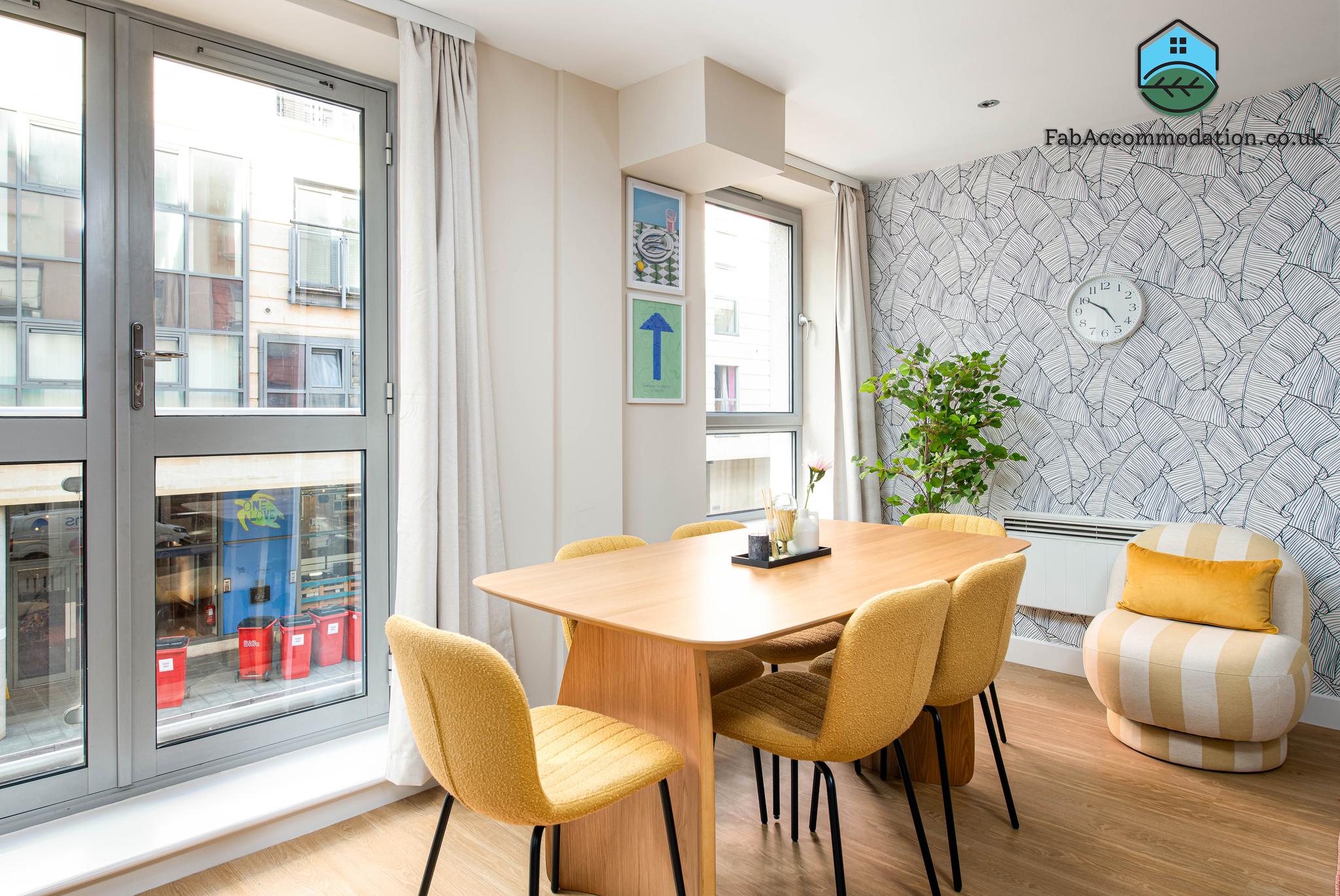 Super Central & Stylish Flat-2 Bed 2 Bath-Sleeps 44