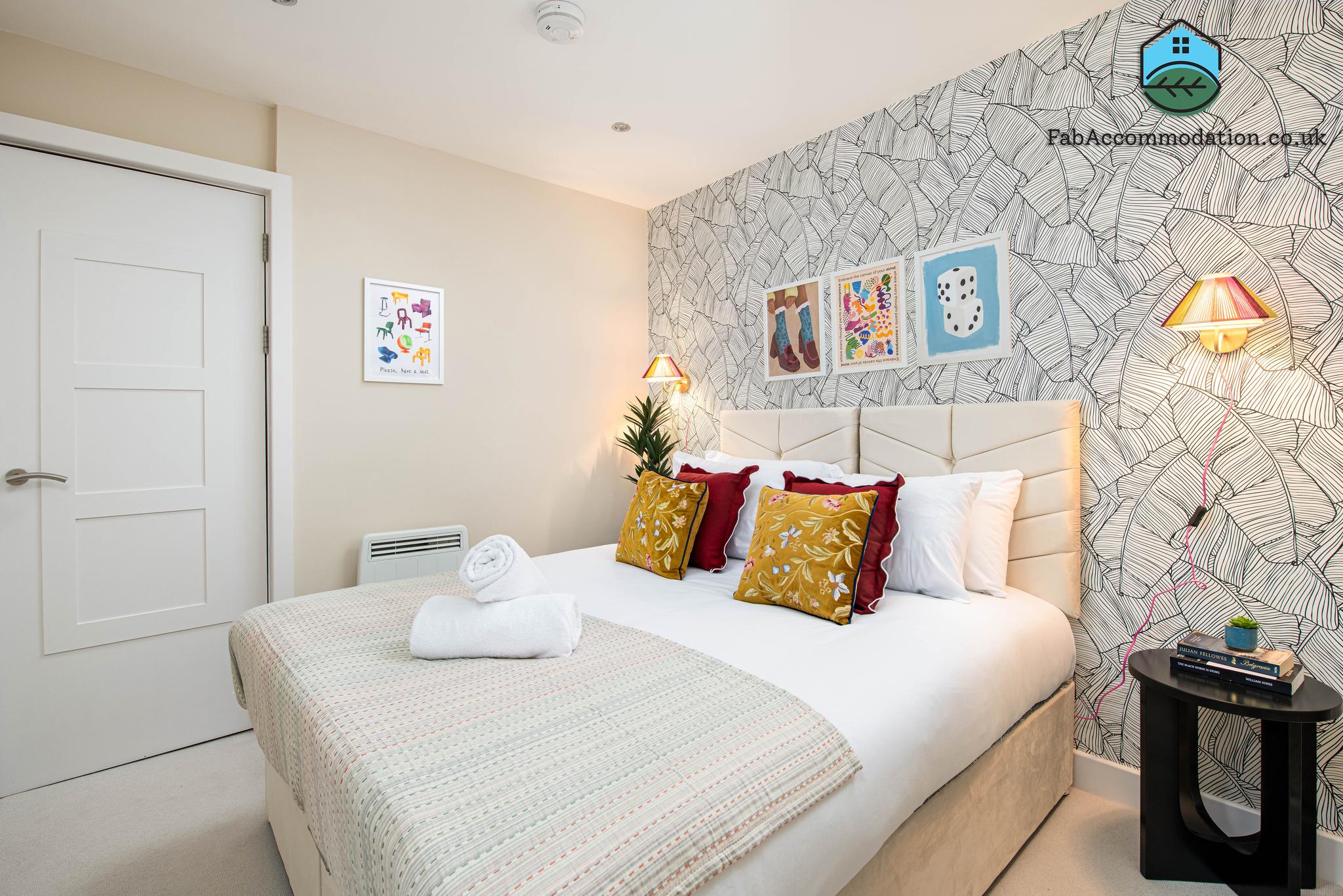 Super Central & Stylish Flat-2 Bed 2 Bath-Sleeps 42
